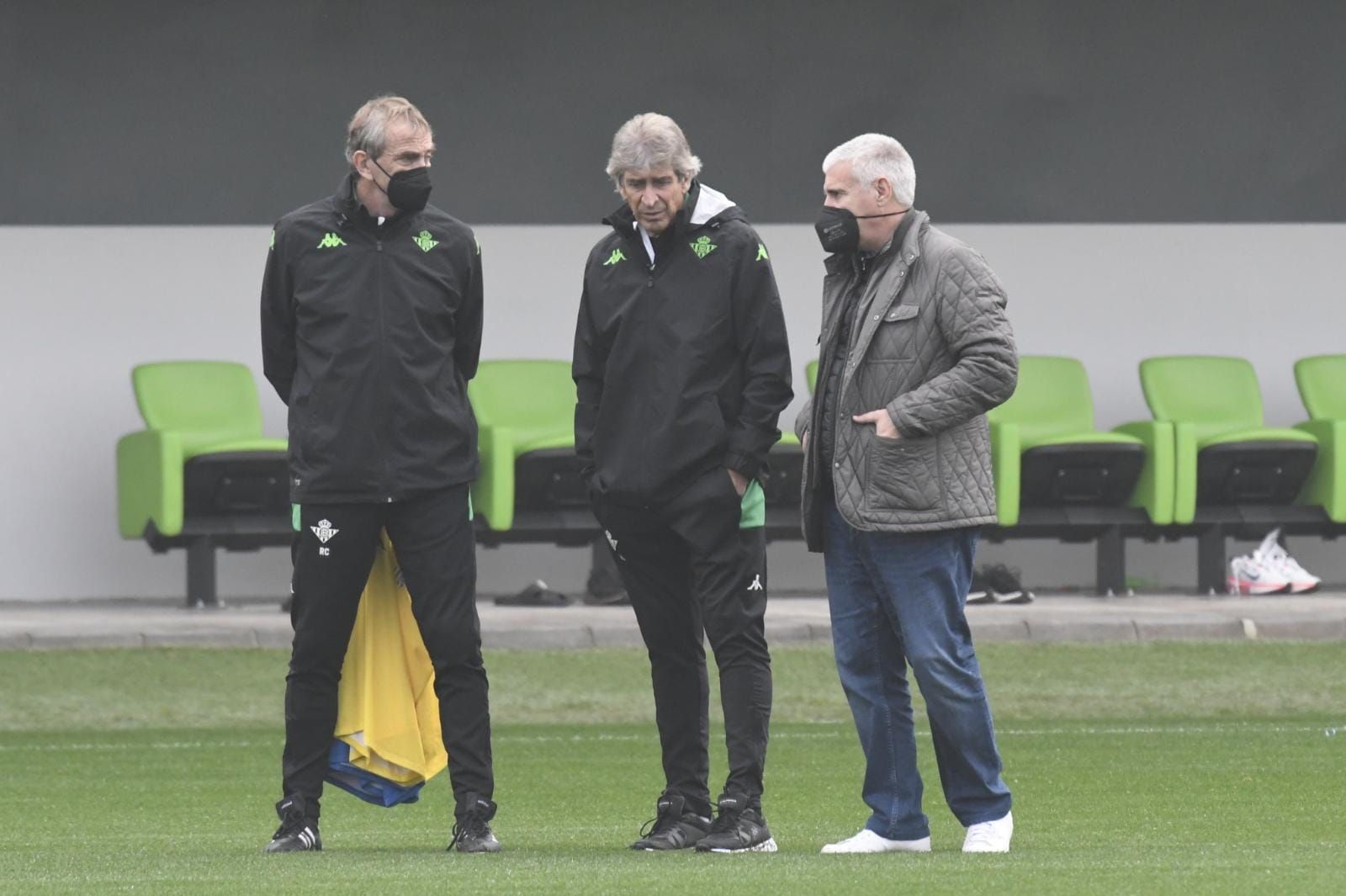 Pellegrini dialoga con Pellegrini y Cordón en el entrenamiento del Betis.
