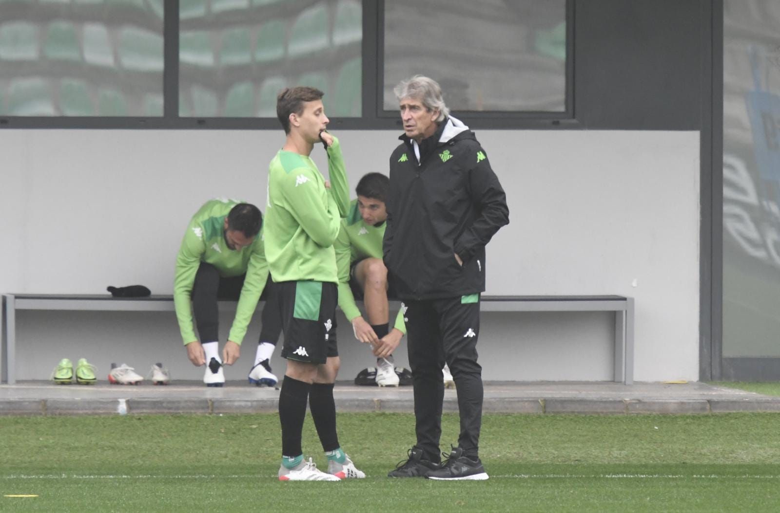 Canales dialoga con Pellegrini en el entrenamiento
