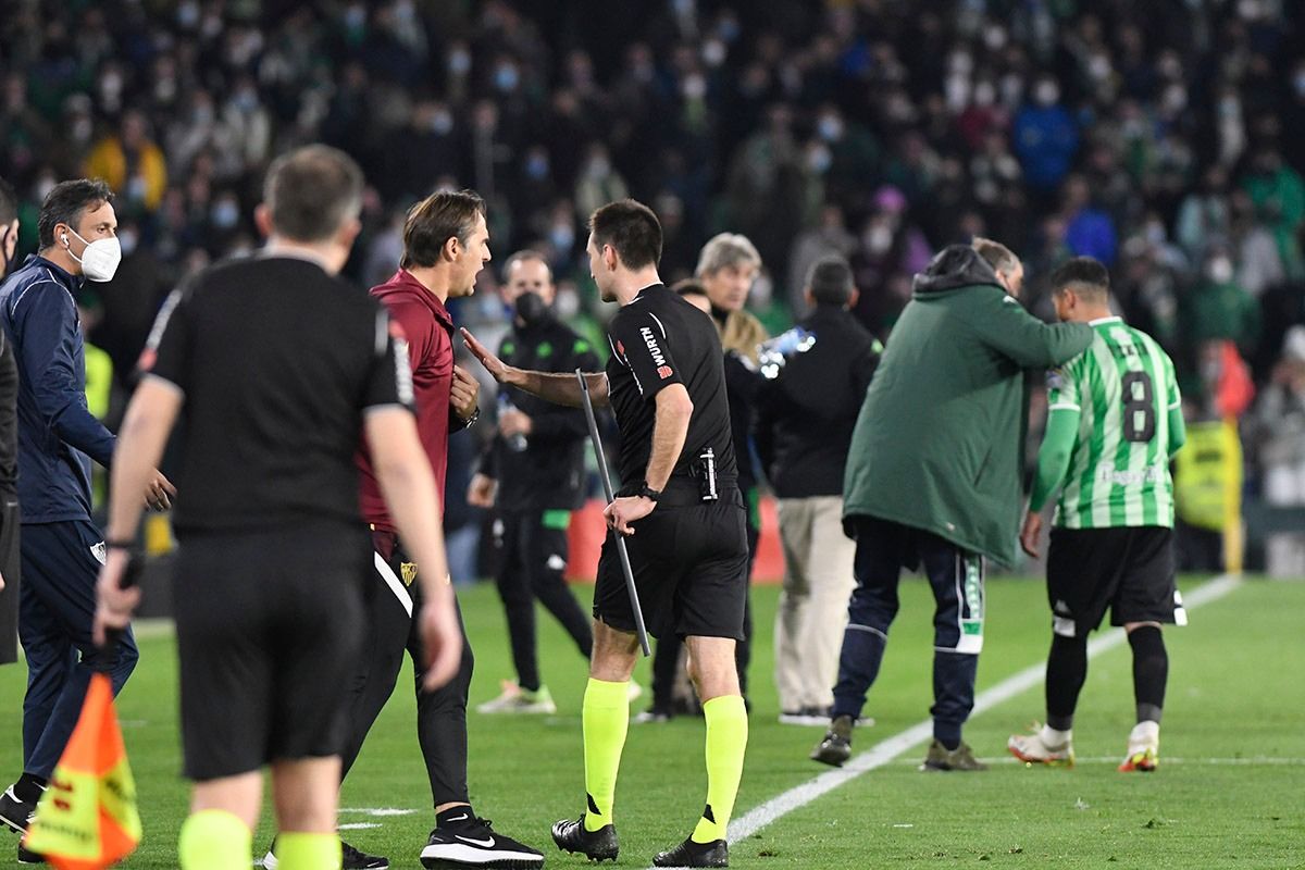 Lopetegui habla con De Burgos Bengoetxea.