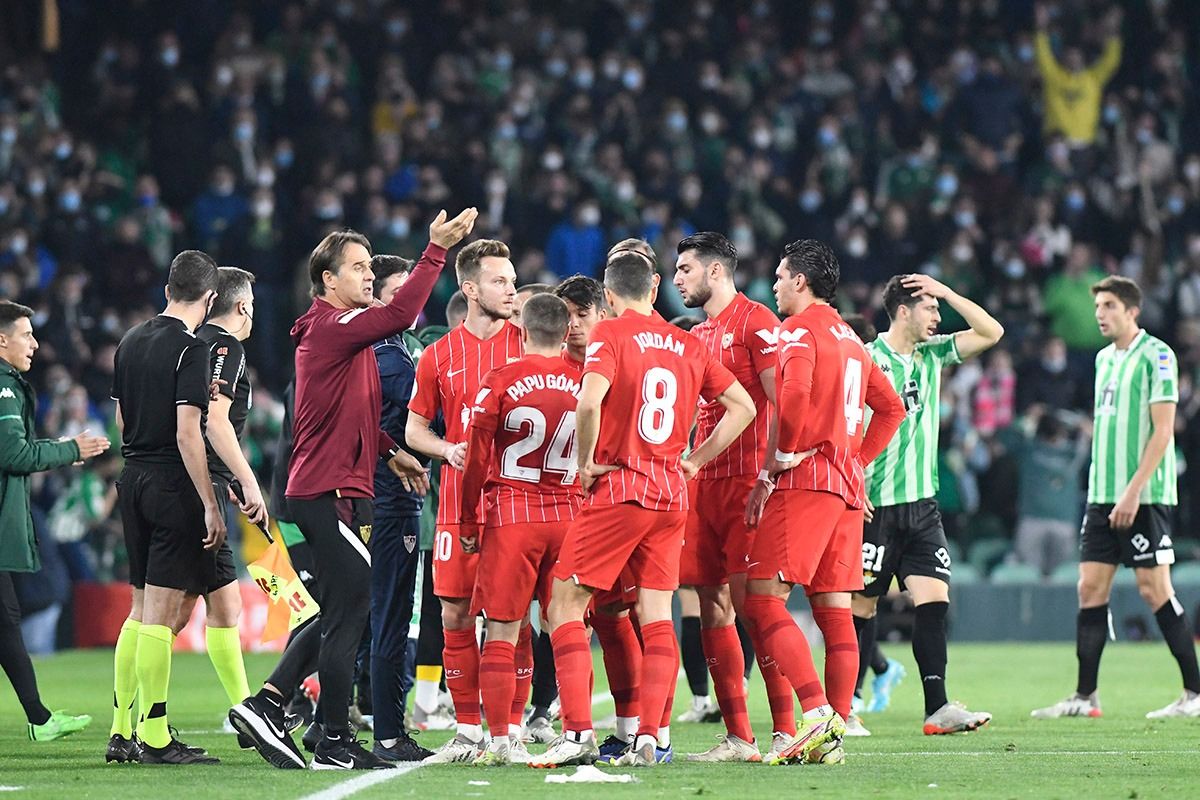  Los jugadores del Sevilla, después de que el derbi se parara.