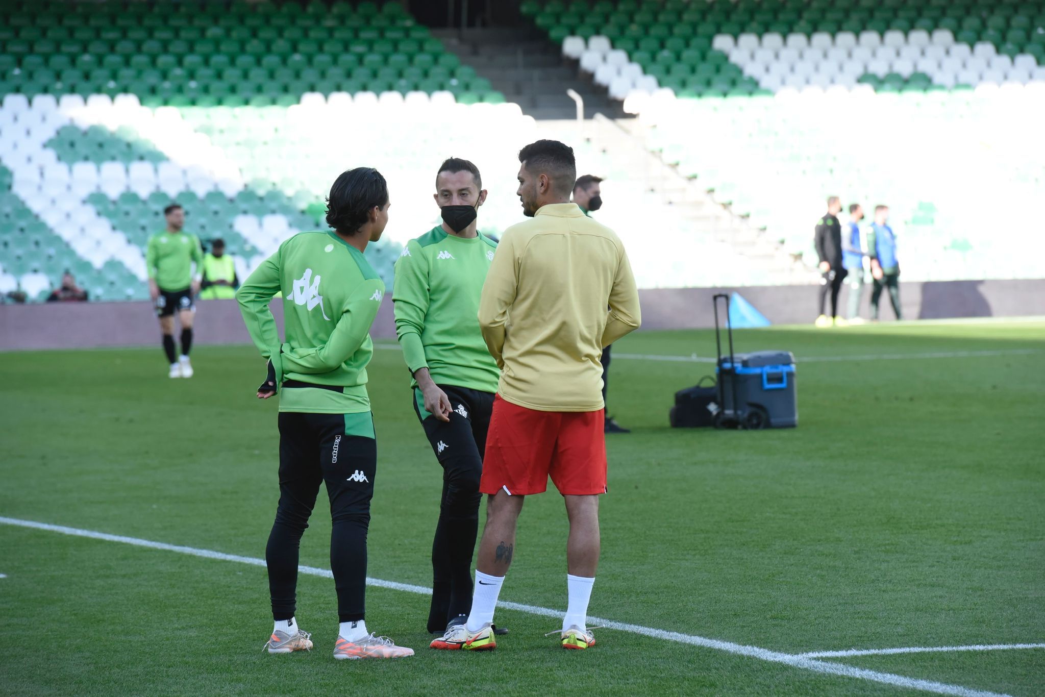  Guardado y Lainez hablan con Tecatito Corona antes del derbi.