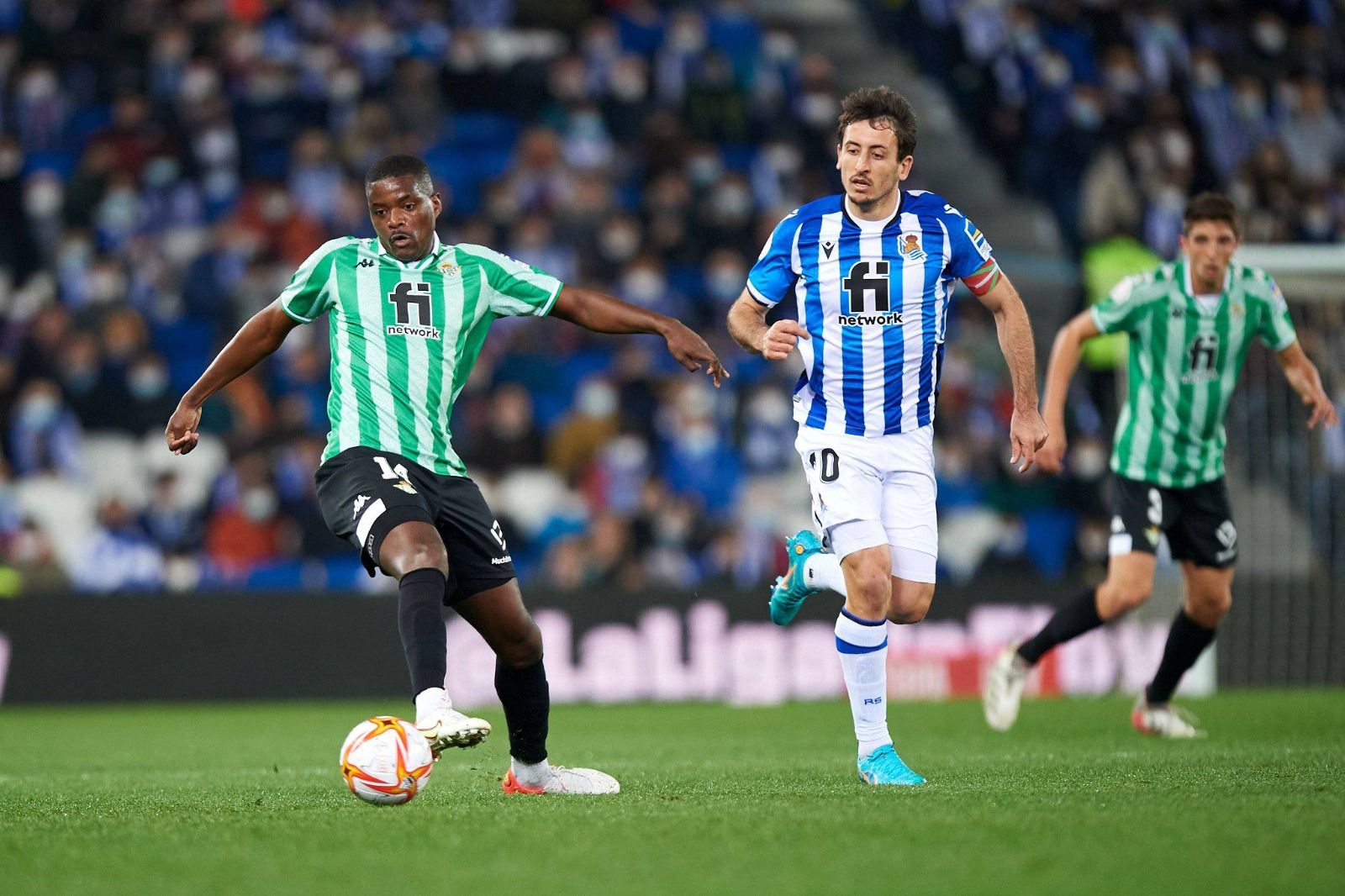 Mikel Oyarzabal pelea por un balón en el Real Sociedad-Betis de Copa.