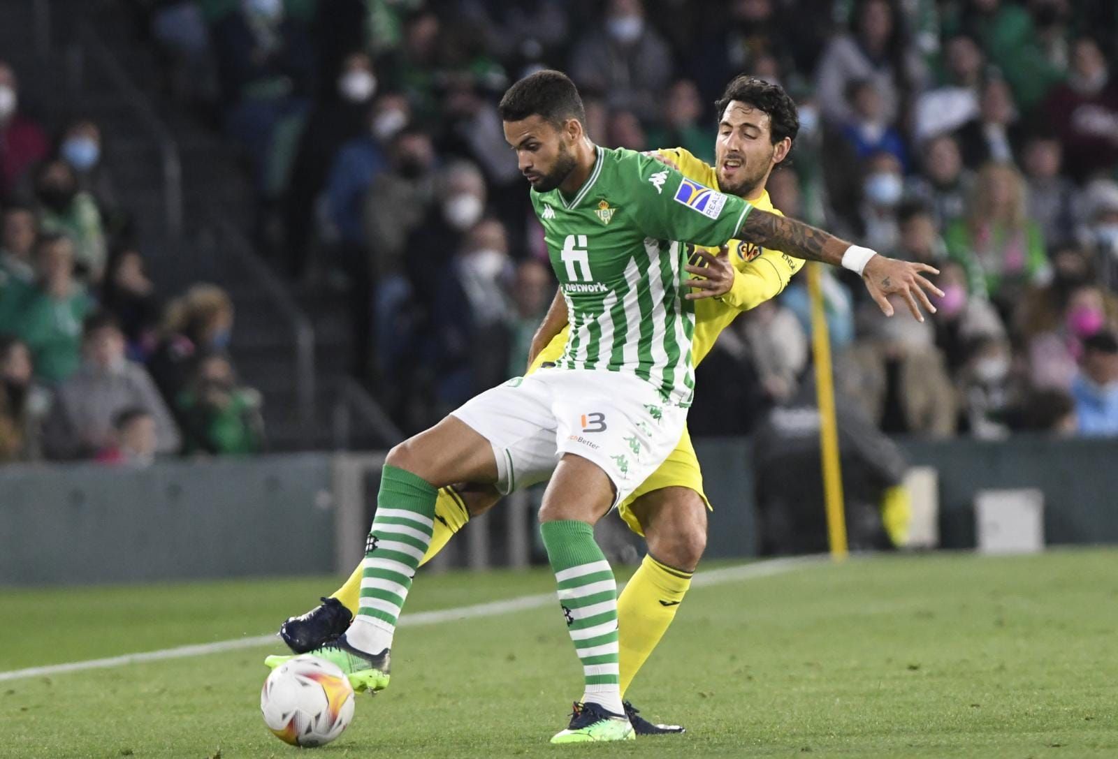  Willian José aguanta la pelota (foto: Kiko Hurtado).