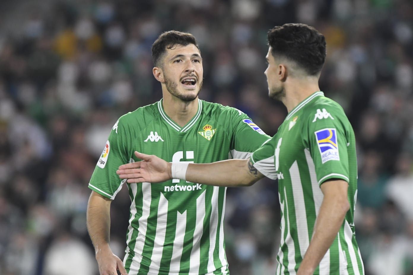 Guido, que volvía al once, habla con Bartra en un lance del choque