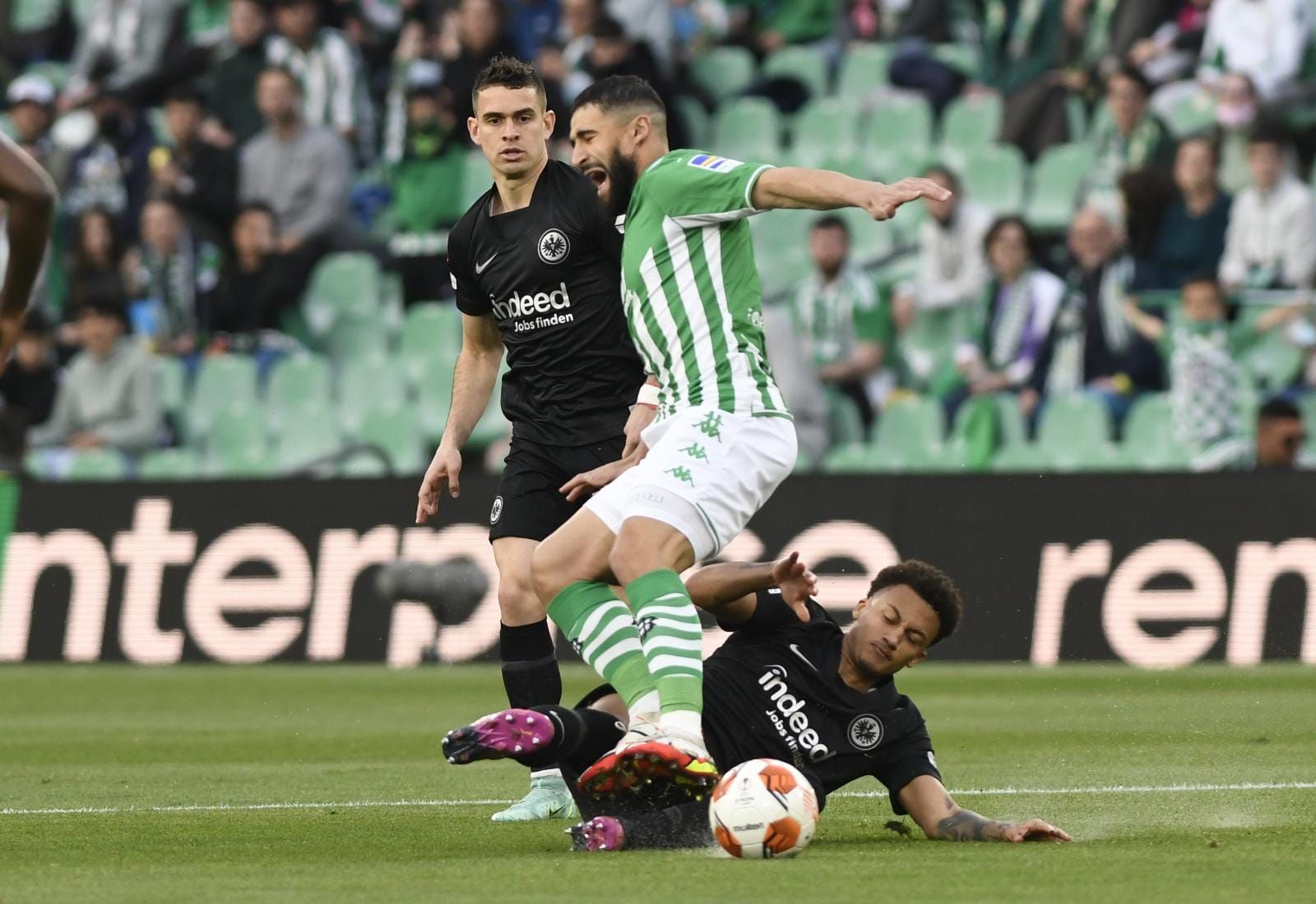 Fekir recibe una dura entrada en el choque ante el Eintracht.