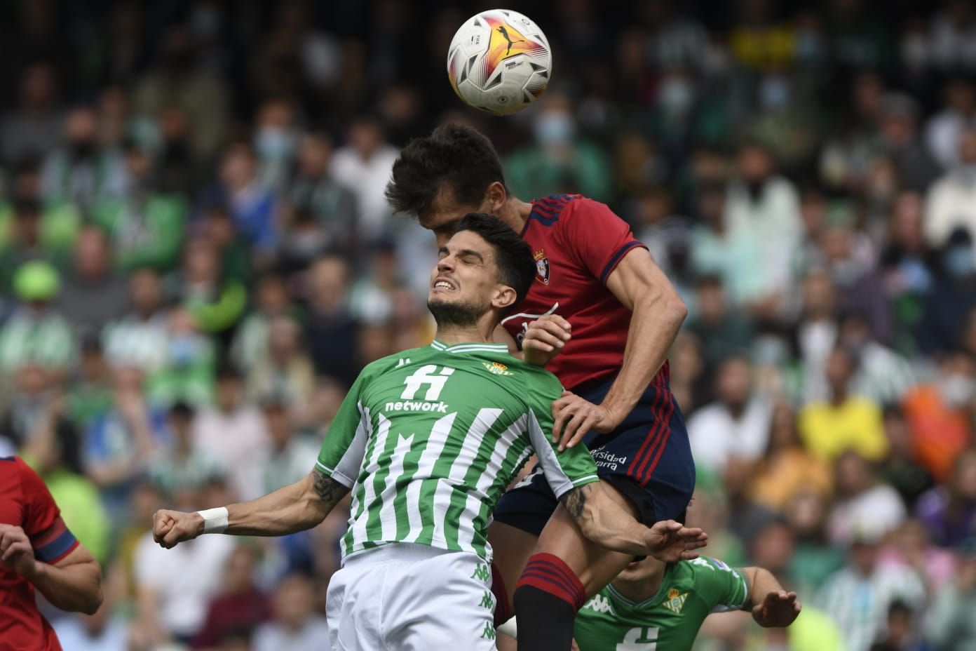  Bartra, cada vez en mejor forma, pugna por un balón aéreo con un rival.