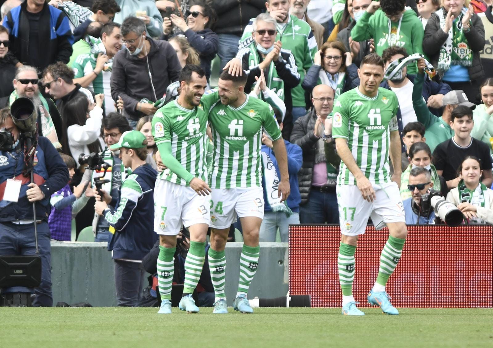 Joaquín contempla el abrazo de Aitor y Juanmi tras el segundo gol.