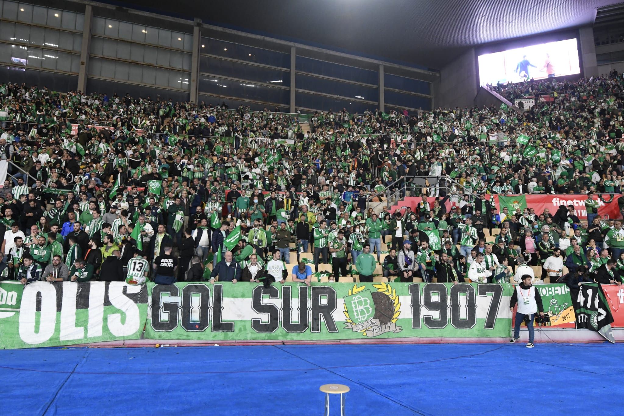  Aficionados del Betis, en la final de la Copa del Rey 2022 celebrada en La Cartuja.