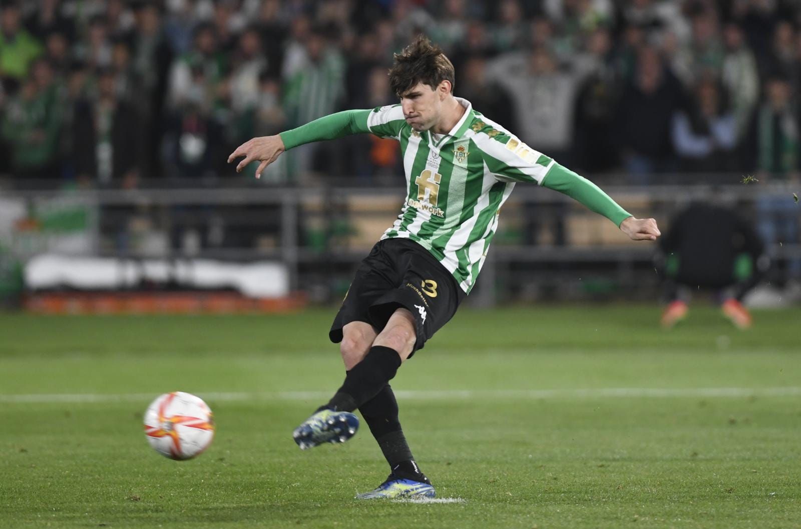  Juan Miranda en la final de Copa que ganó el Betis en 2022 (foto: Kiko Hurtado).