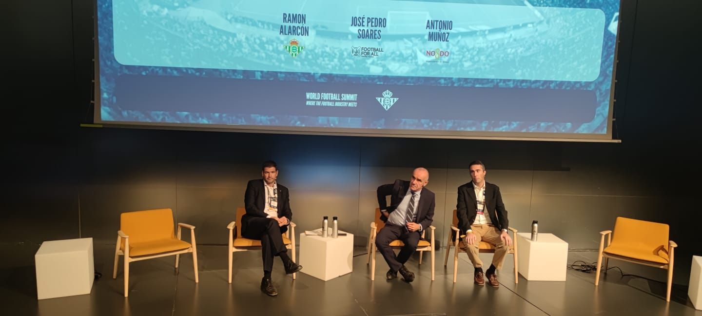  Alarcón, durante la exposición.