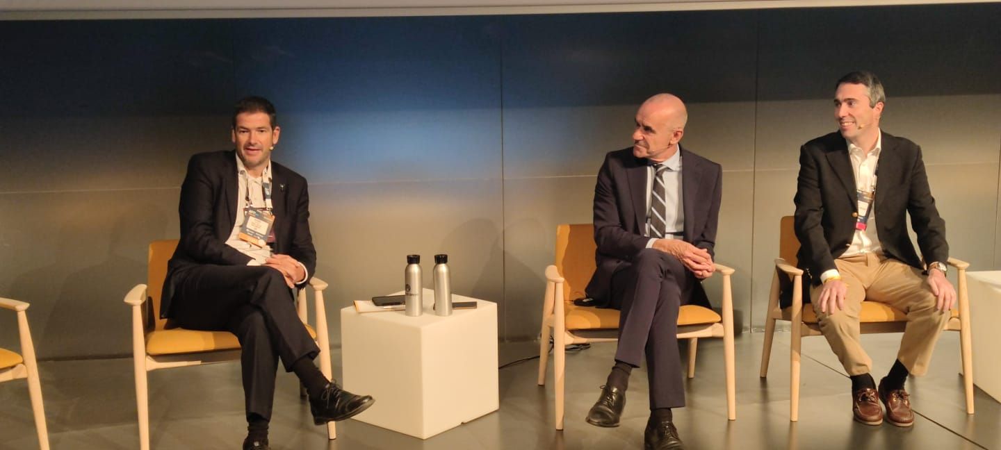 Soares, junto a Alarcón, en la exposición.