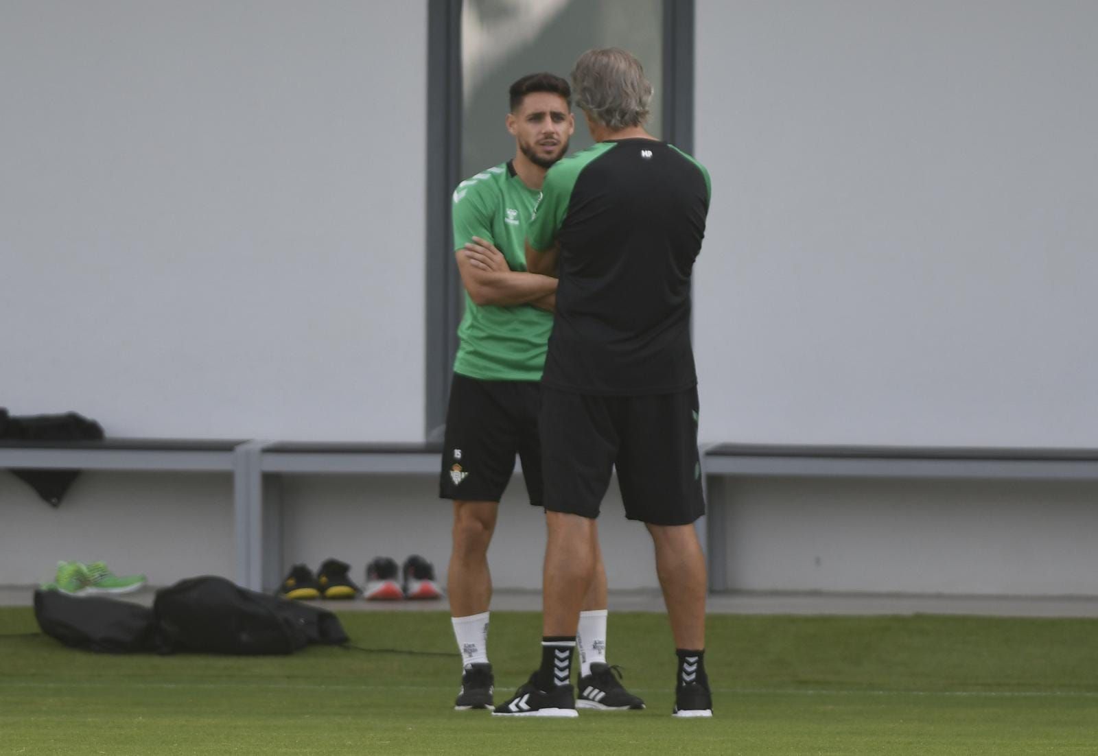 Charla entre Pellegrini y Álex Moreno, durante un entrenamiento.