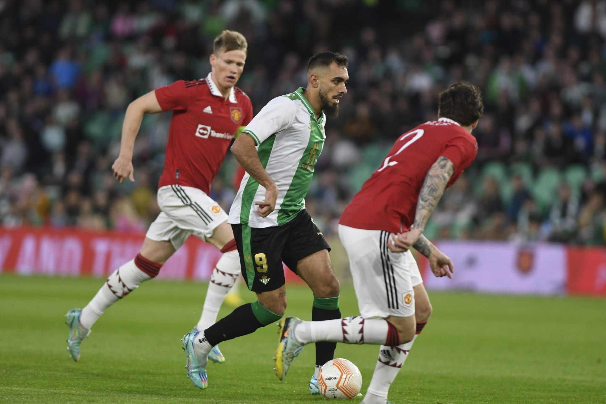 Borja Iglesias, ante el United.