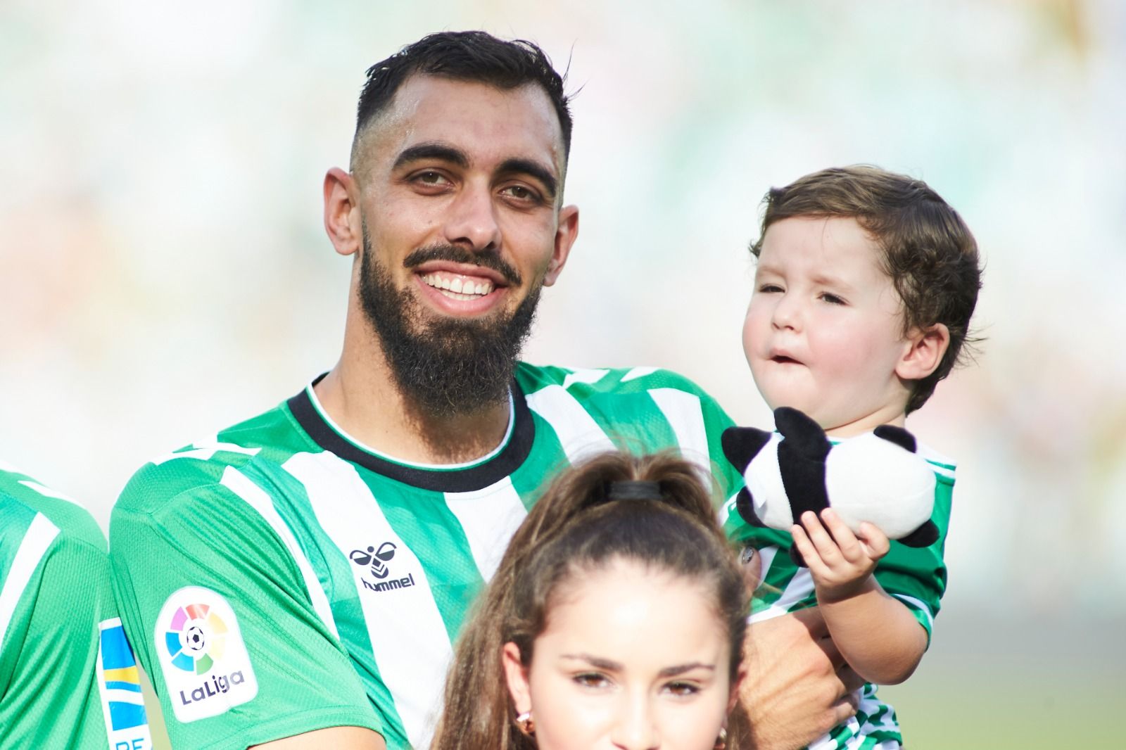  Guille, con Borja Iglesias, en el césped del Villamarín antes de un partido del Betis.