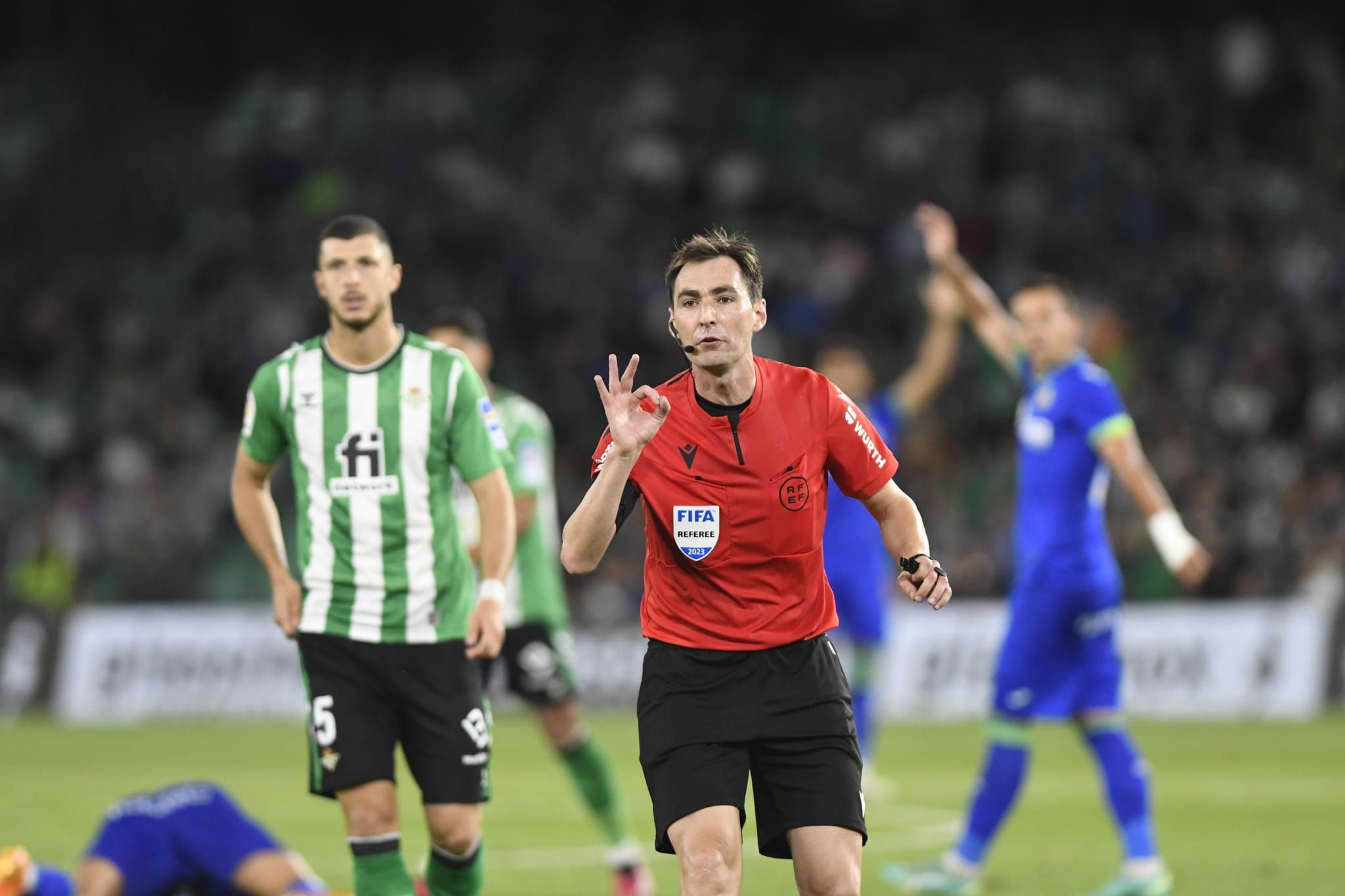 El colegiado De Burgos Bengoetxea, en un lance del Betis-Getafe.