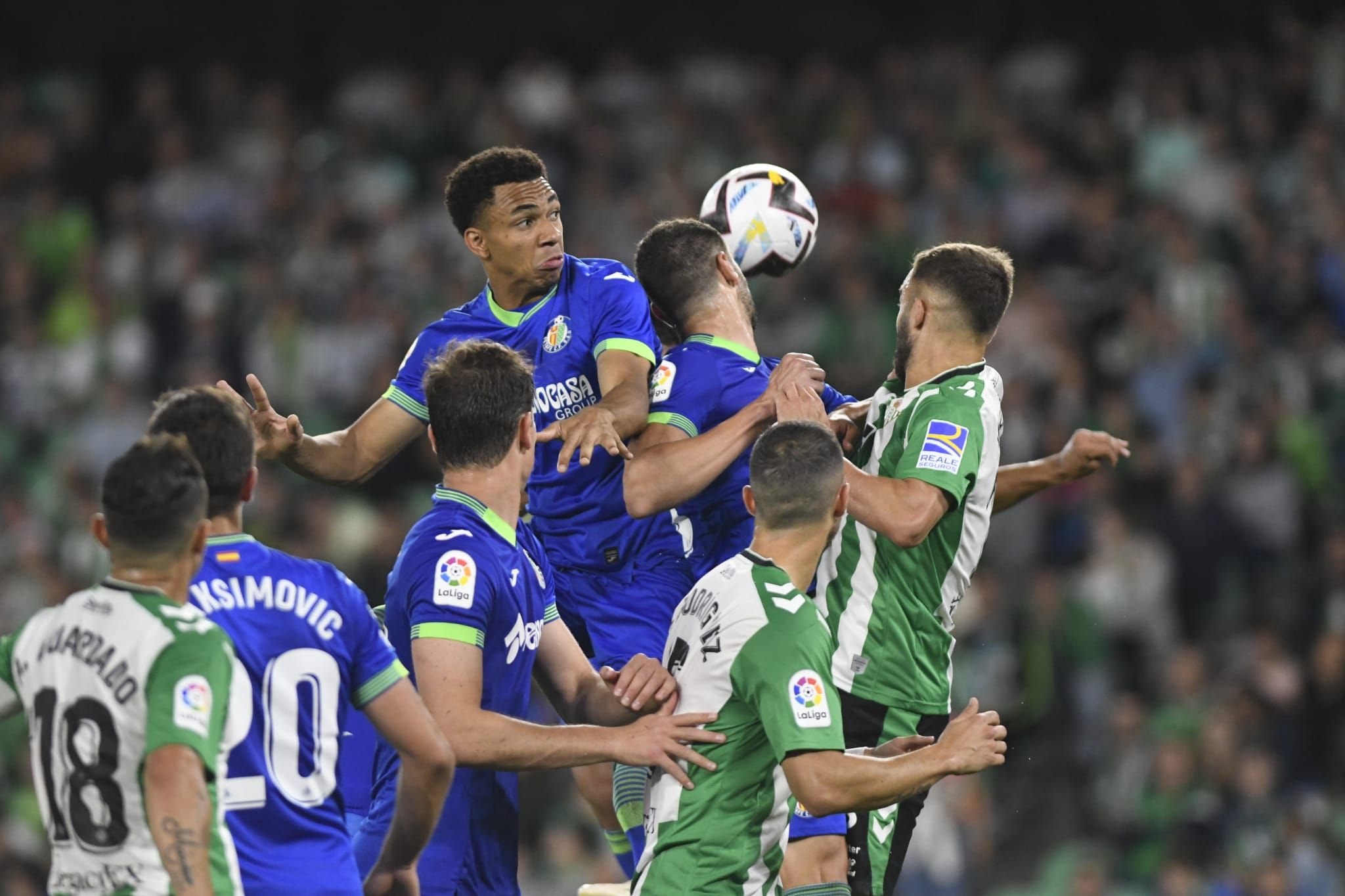 Pezzella, que acabaría expulsado, lucha por un balón aéreo entre con dos contrarios.