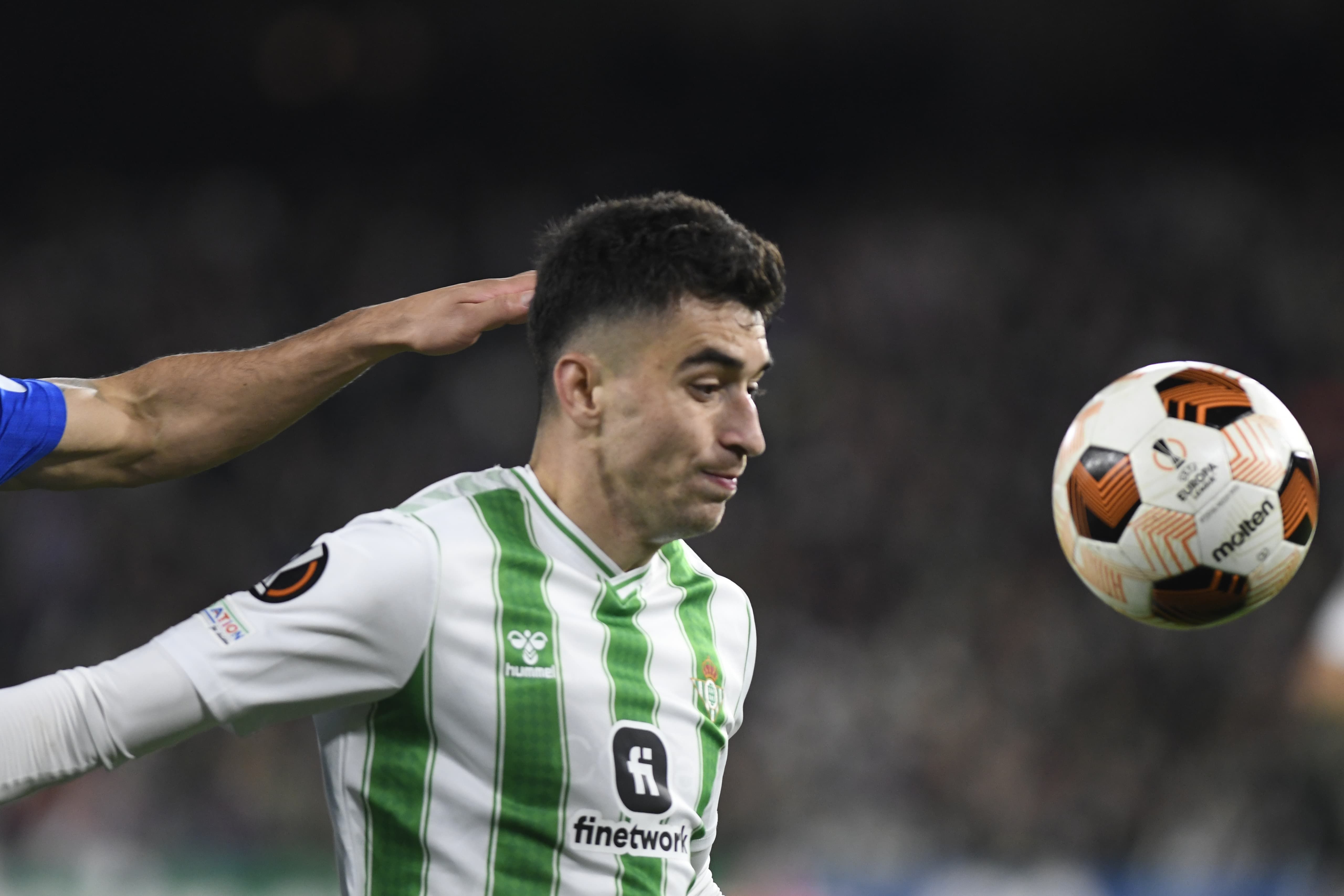  Marc Roca, ante el Rangers.