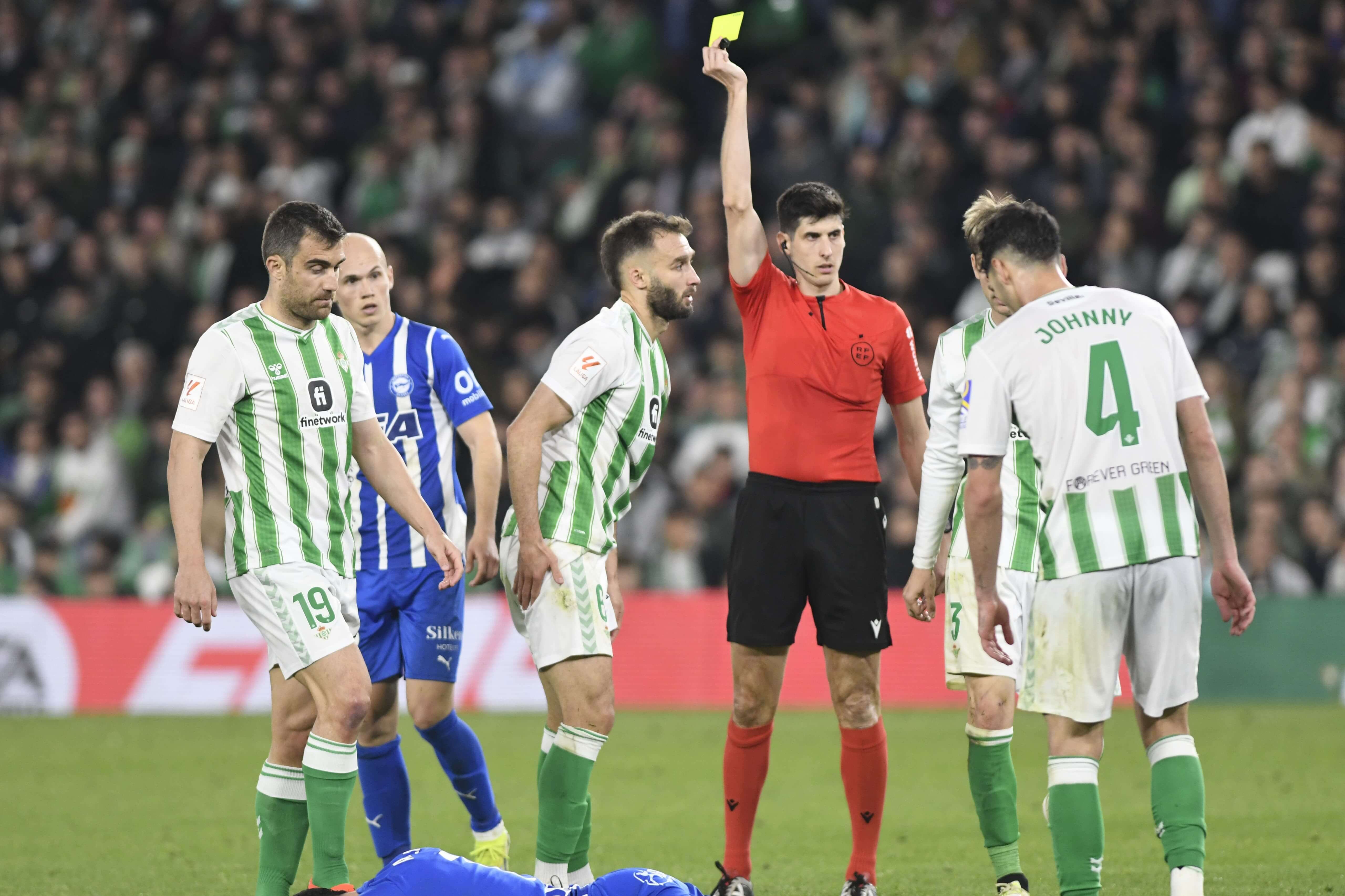  Busquets Ferrer amonesta a un jugador del Betis.