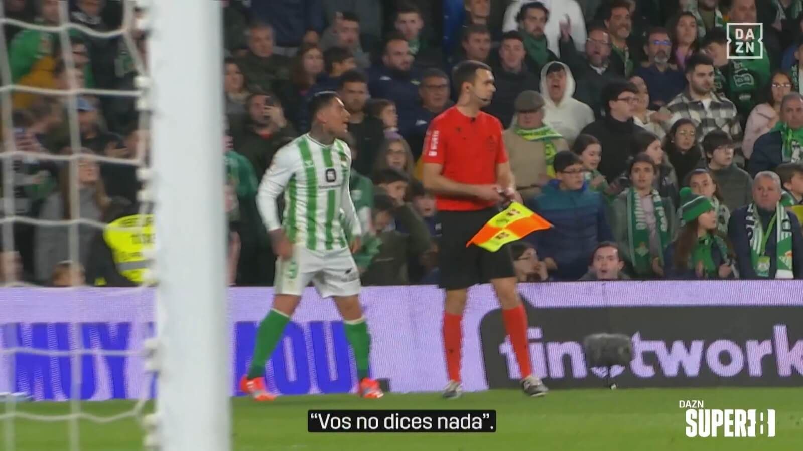 La protesta del Chimy Ávila al árbitro.