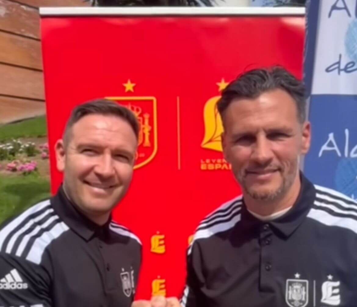  Capi y Diego Capel con la Asociación Española de Futbolistas Internacionales. (Foto: @leyendasesp