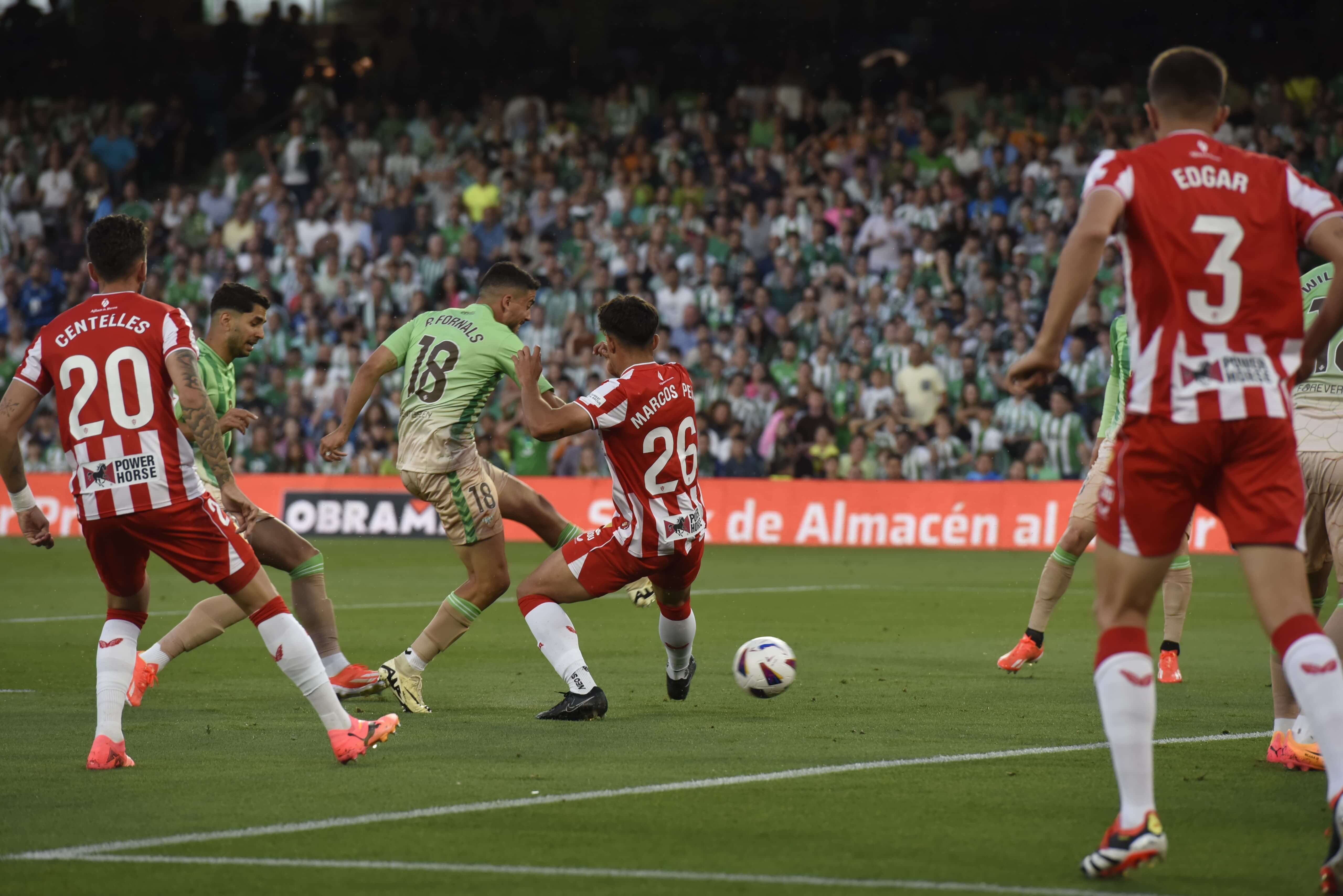  Pablo Fornals en la acción del gol ante el Almería