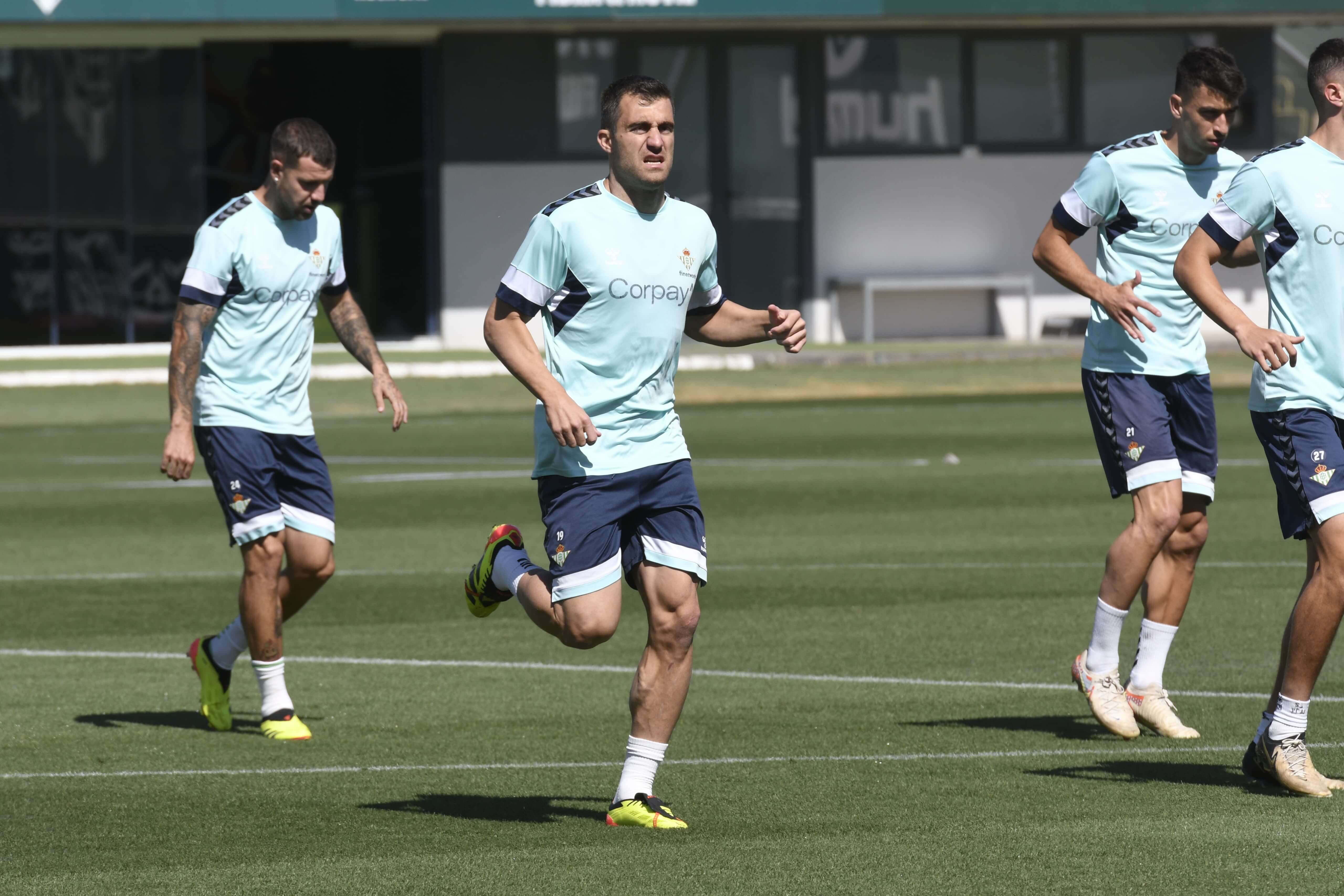  Sokratis, en un entrenamiento con el Betis..