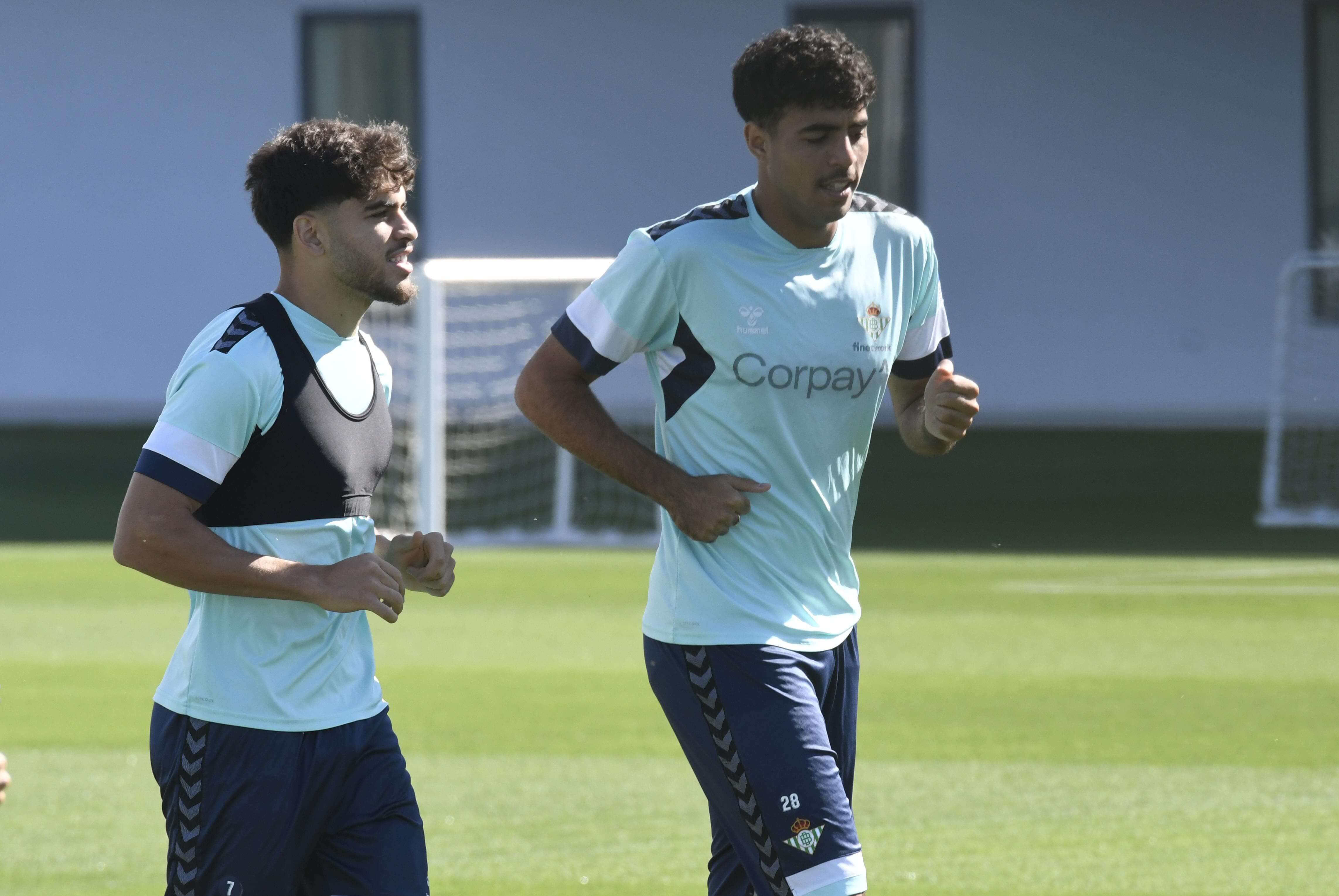 Chadi Riad y Abde hacen carrera suave durante el entrenamiento del Betis.