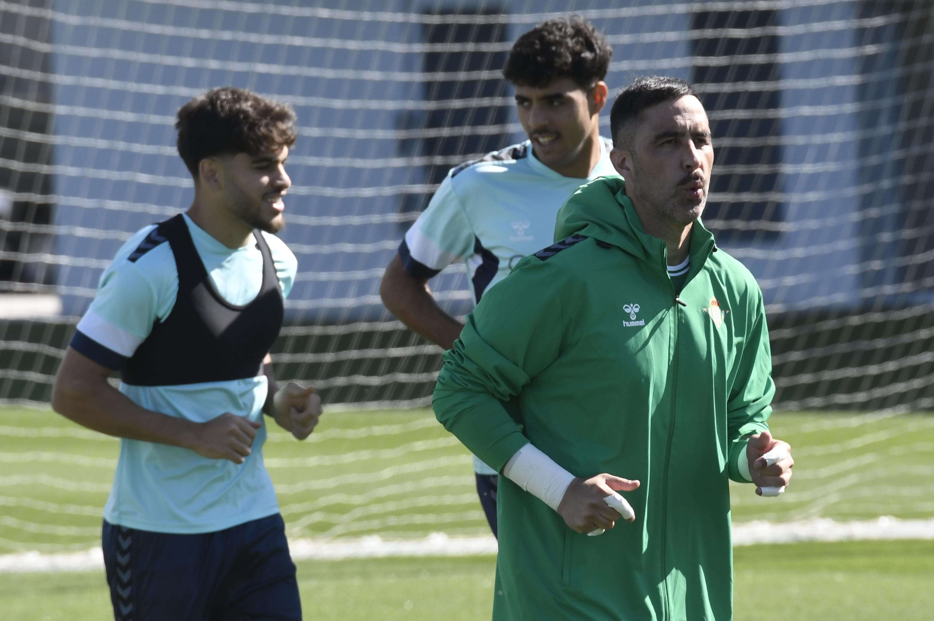 Chadi Riad y Claudio Bravo, protagonistas en el entrenamiento del Betis.