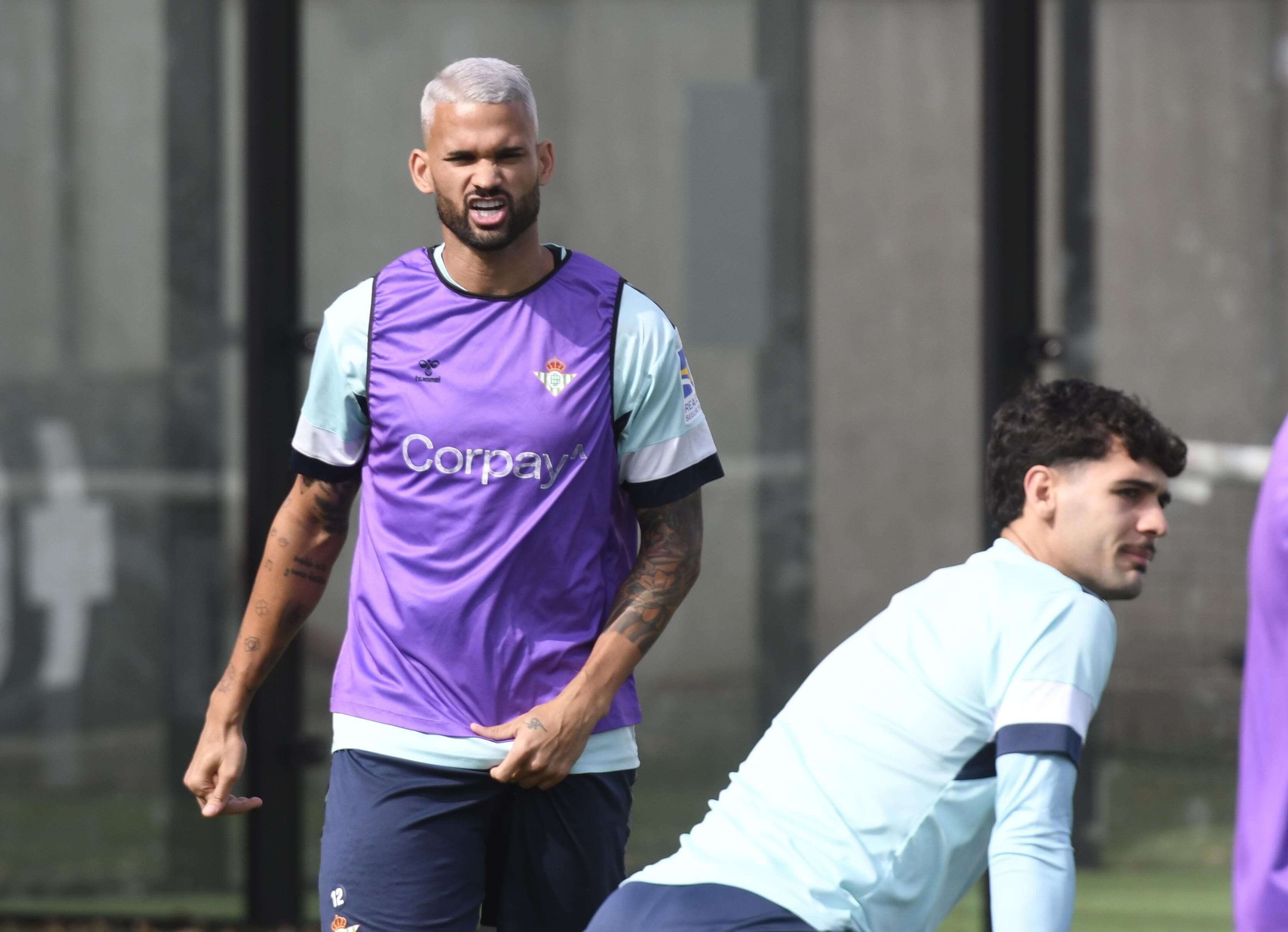  Willian José se entrena con el Betis con un look diferente al habitual.