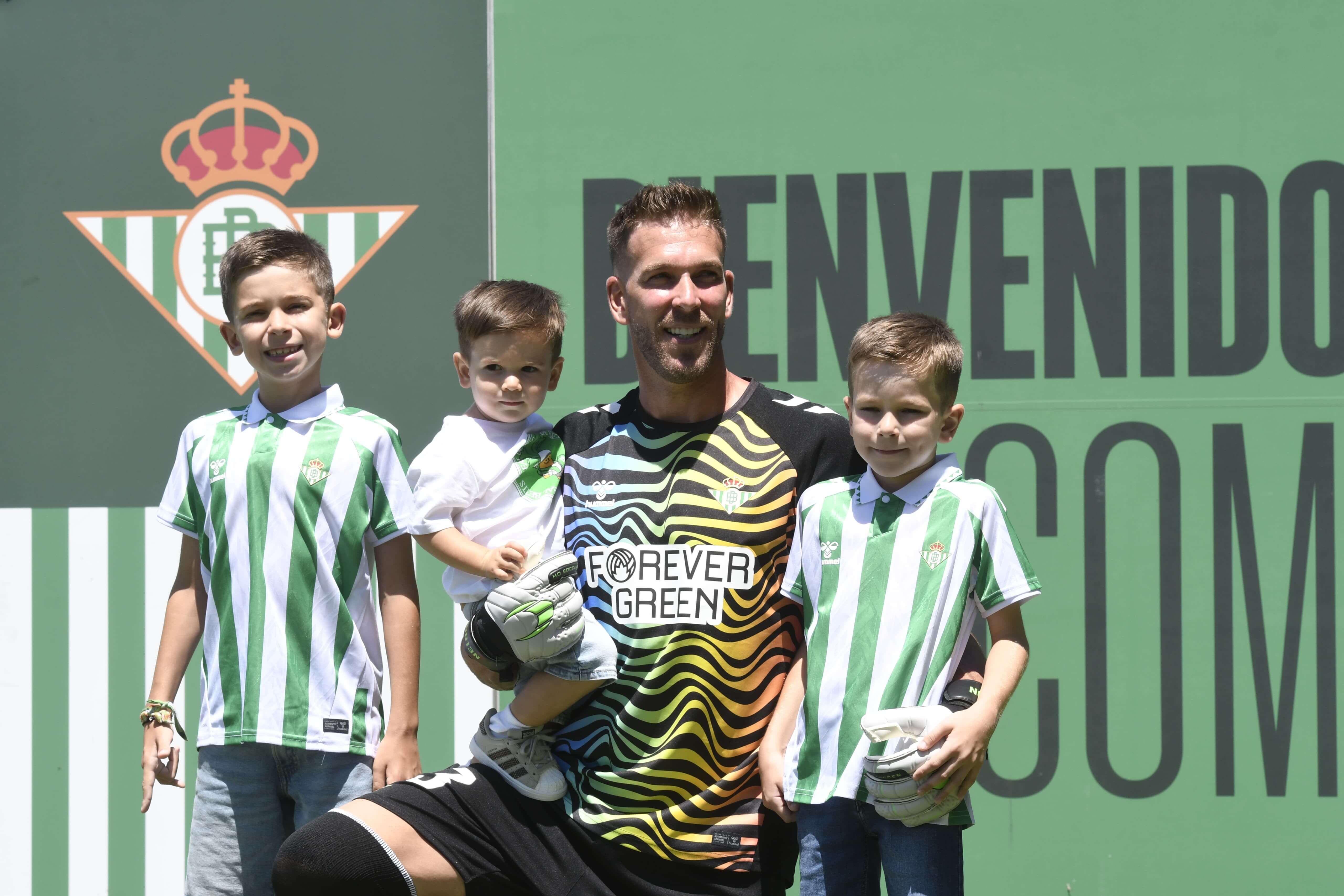  Adrián San Miguel, en su presentación con el Betis