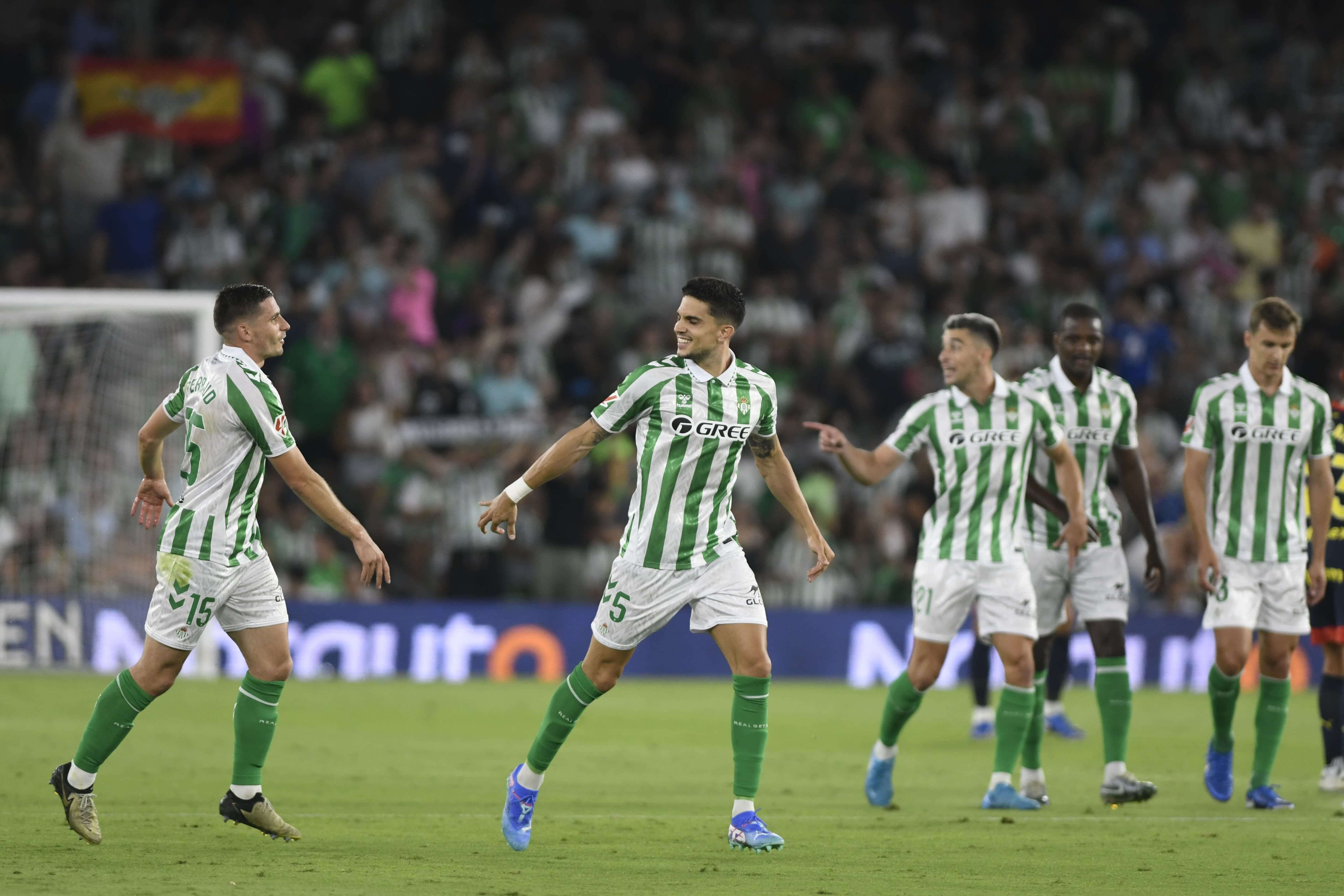 Romain Perraud y Marc Bartra en el Betis-Girona.