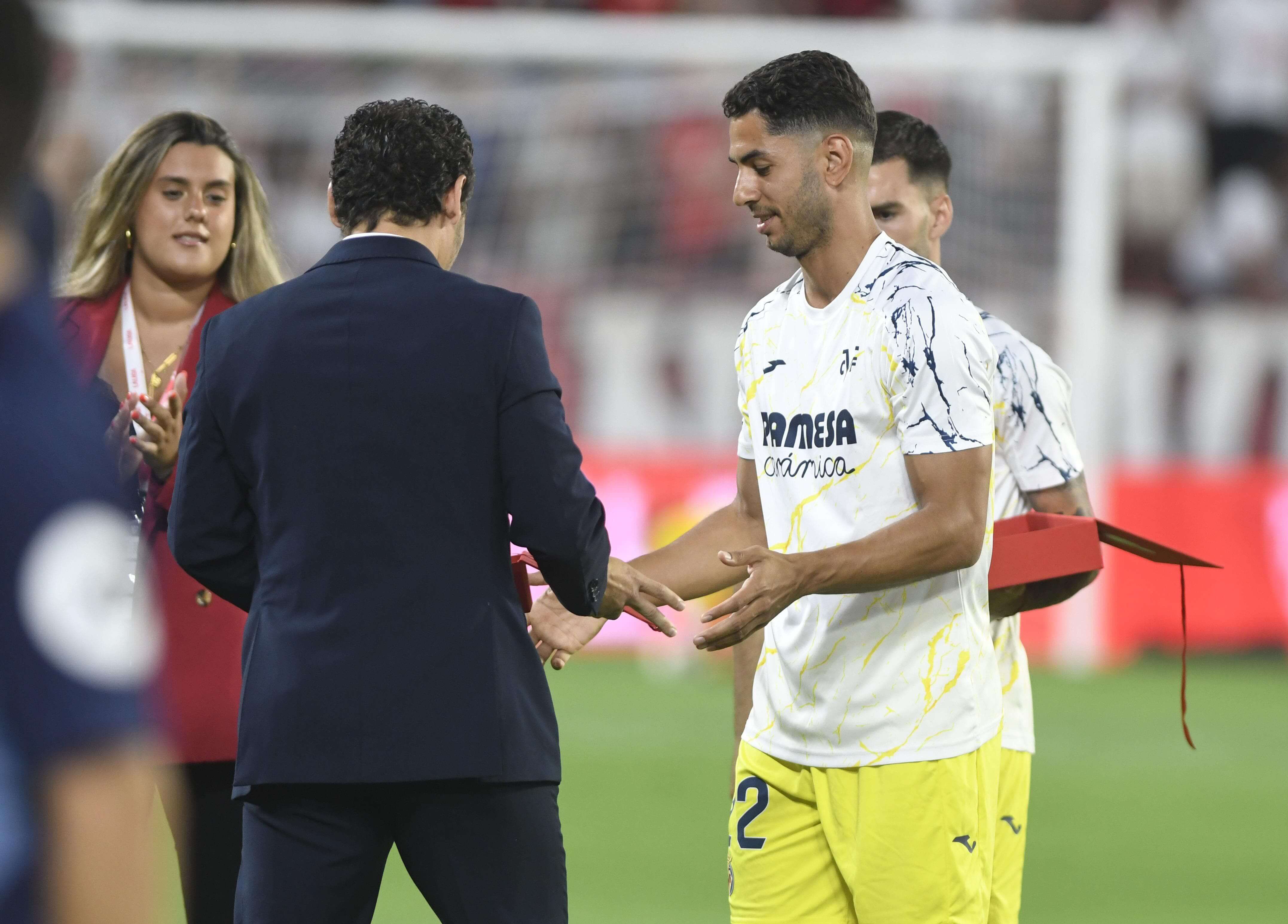  Del Nido Carrasco, presidente del Sevilla, junto a Ayoze.