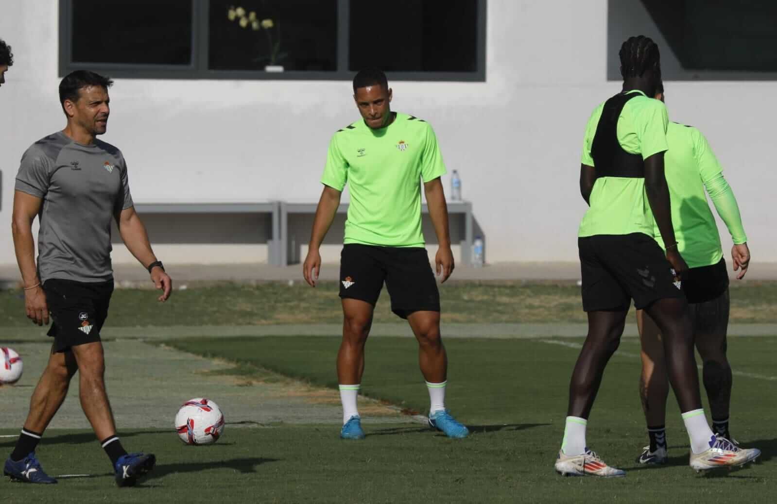  Vitor Roque, en un primer entrenamiento con el Betis