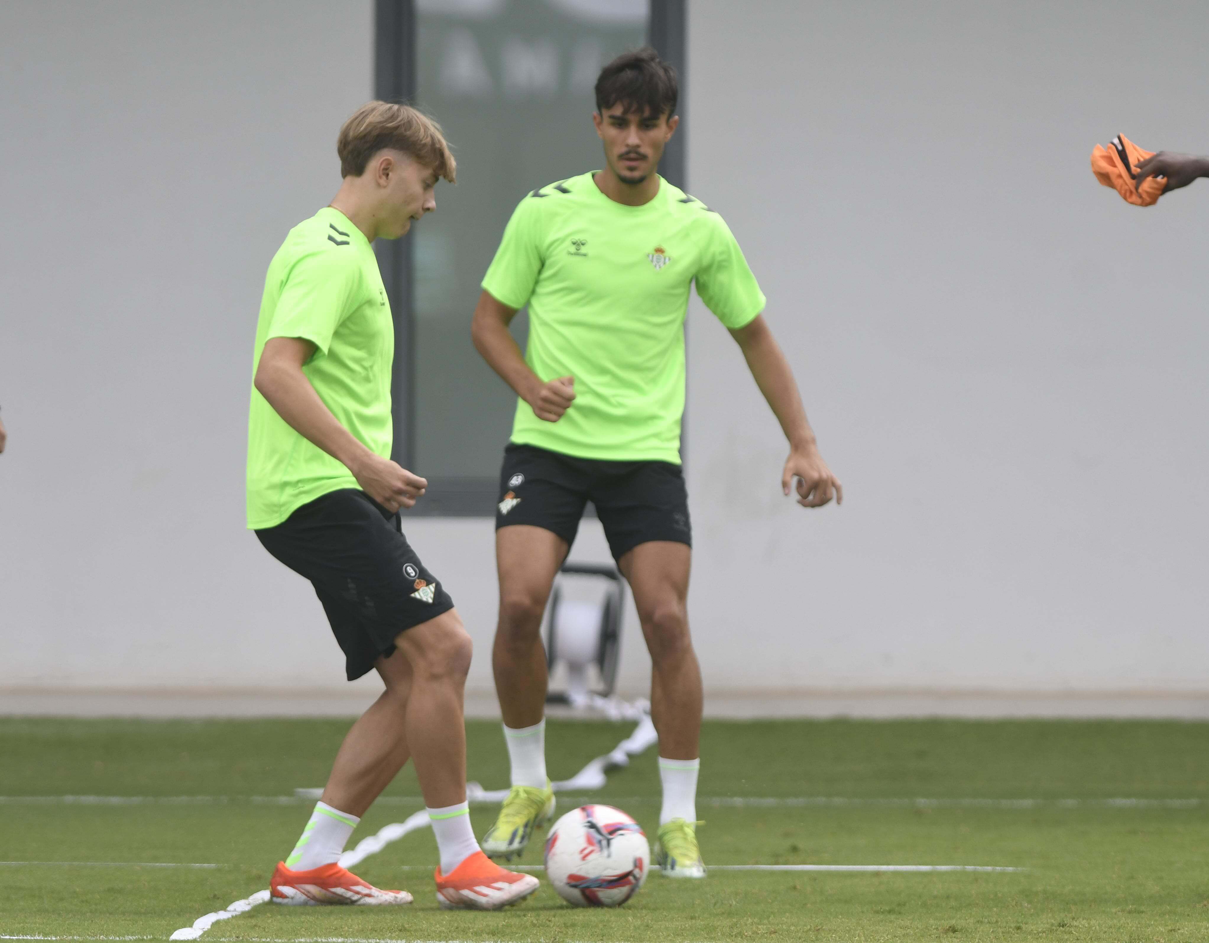 Jesús Rodríguez y Lucas Alcázar, en el entrenamiento del Betis
