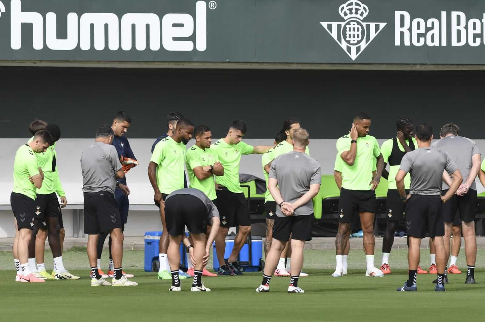  Los jugadores del Betis en un entrenamiento de este semana en las habituales charlas iniciales.