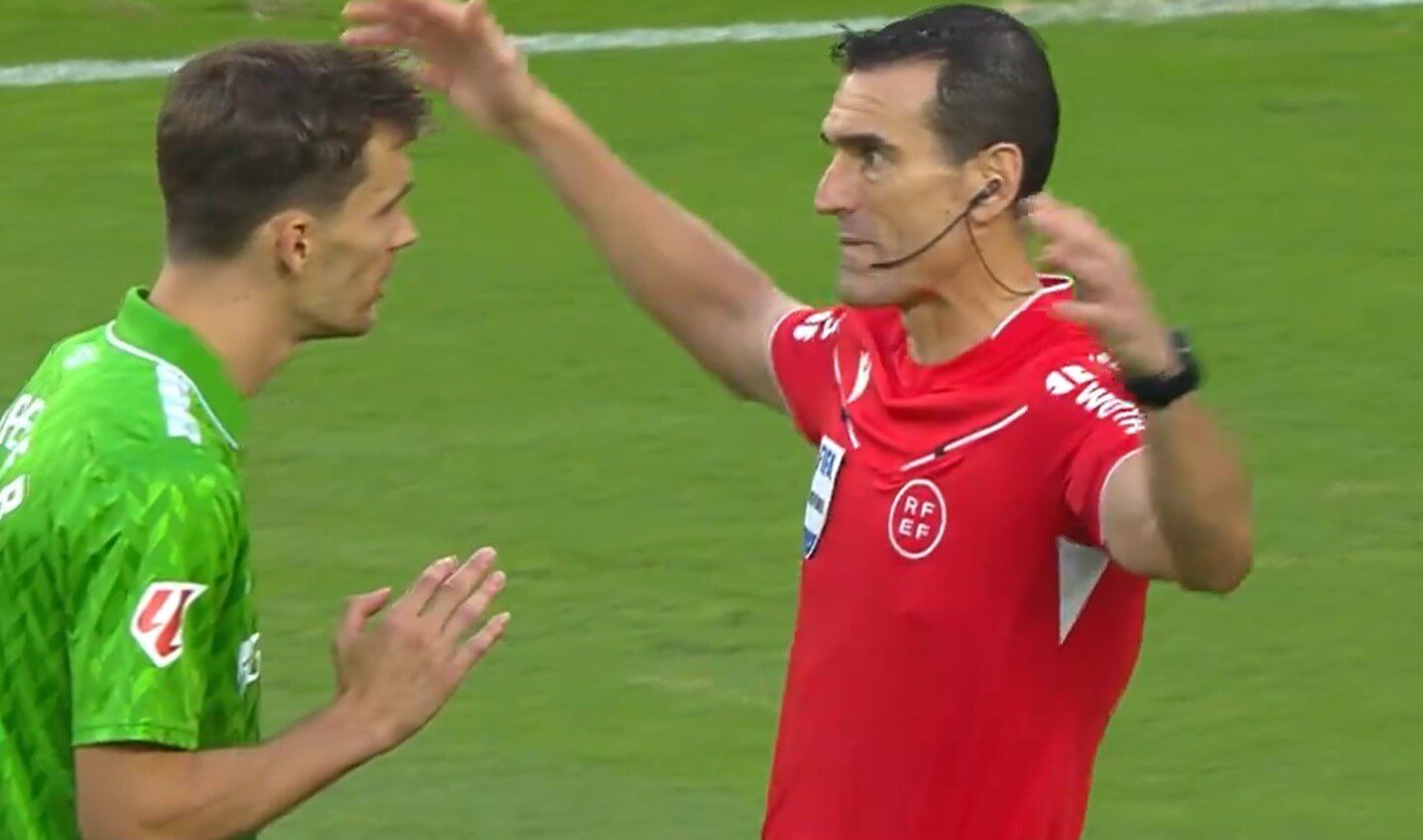  Diego Llorente con Martínez Munuera