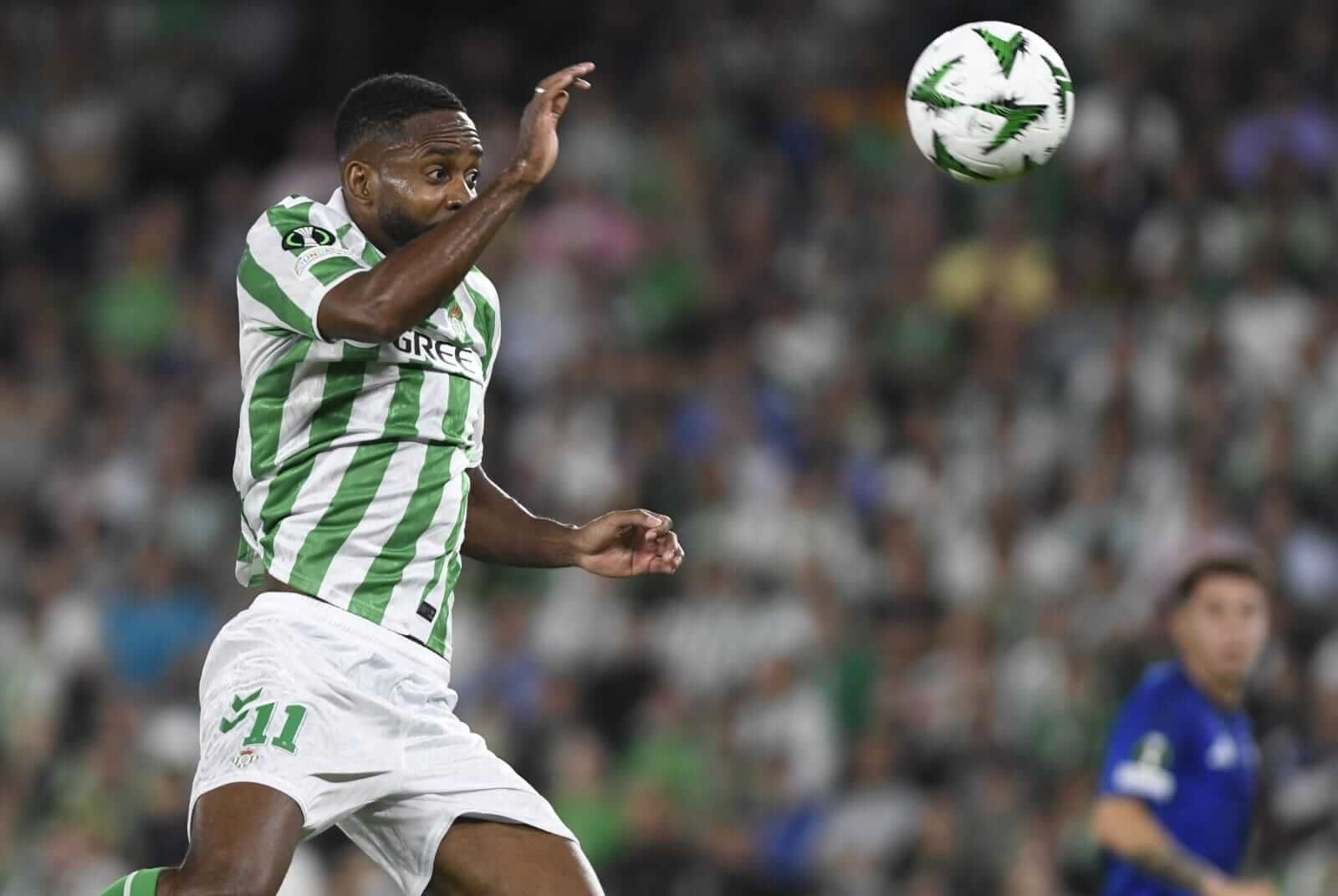  Cedric Bakambu ante el Copenhague