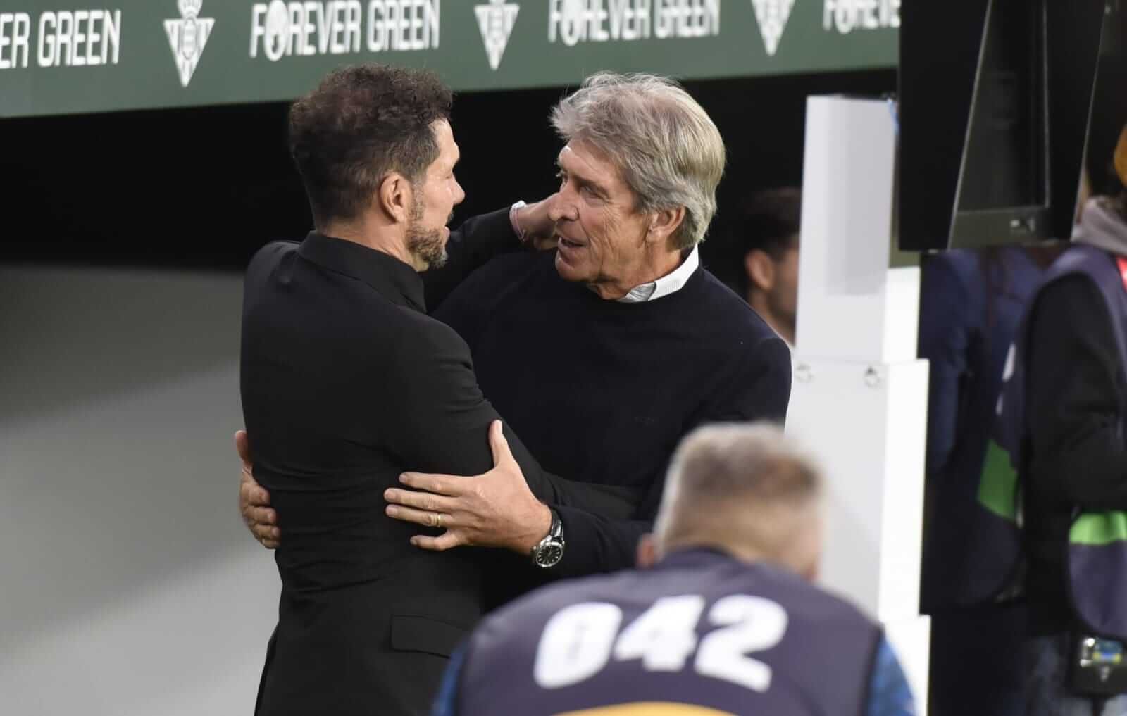Manuel Pellegrini dialoga con Simeone.