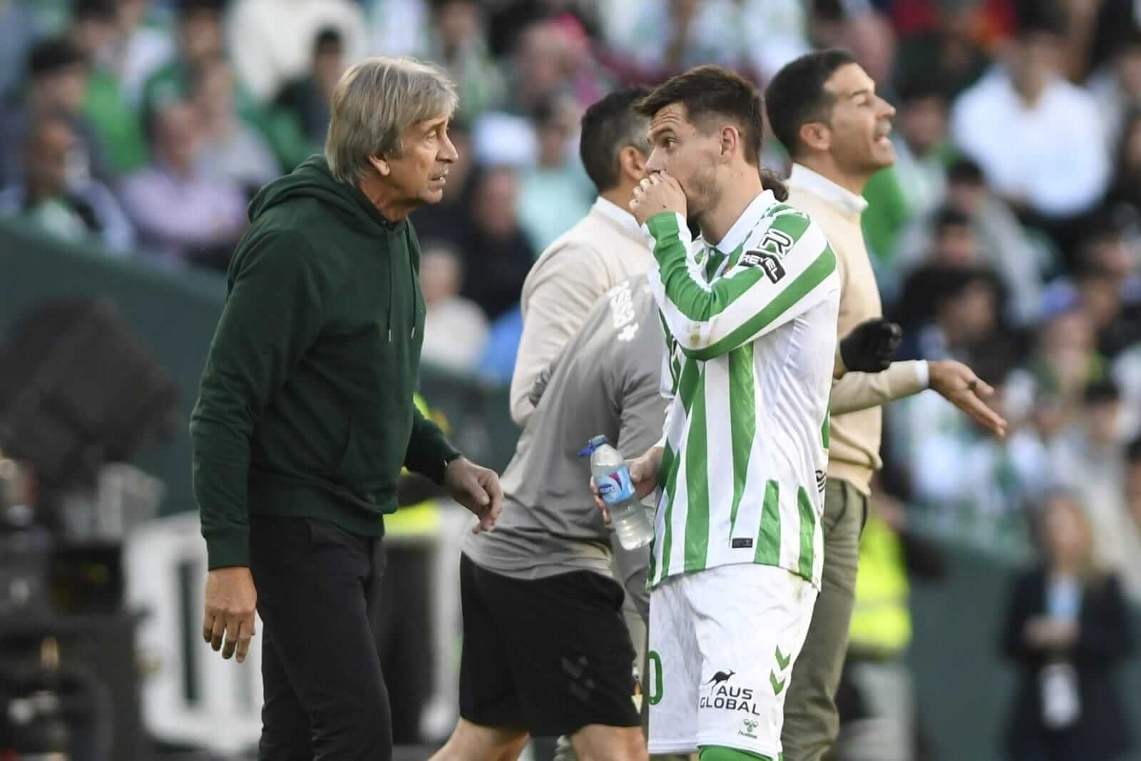 Pellegrini, charlando con Lo Celso, ante el Barça.