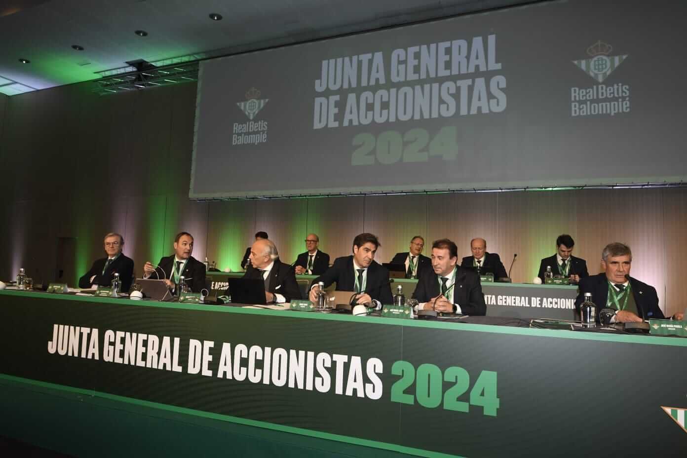  La mesa de la Junta del Betis 2024