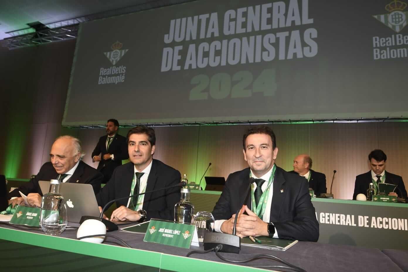 Ángel Haro y López Catalán, en la Junta del Betis 2024