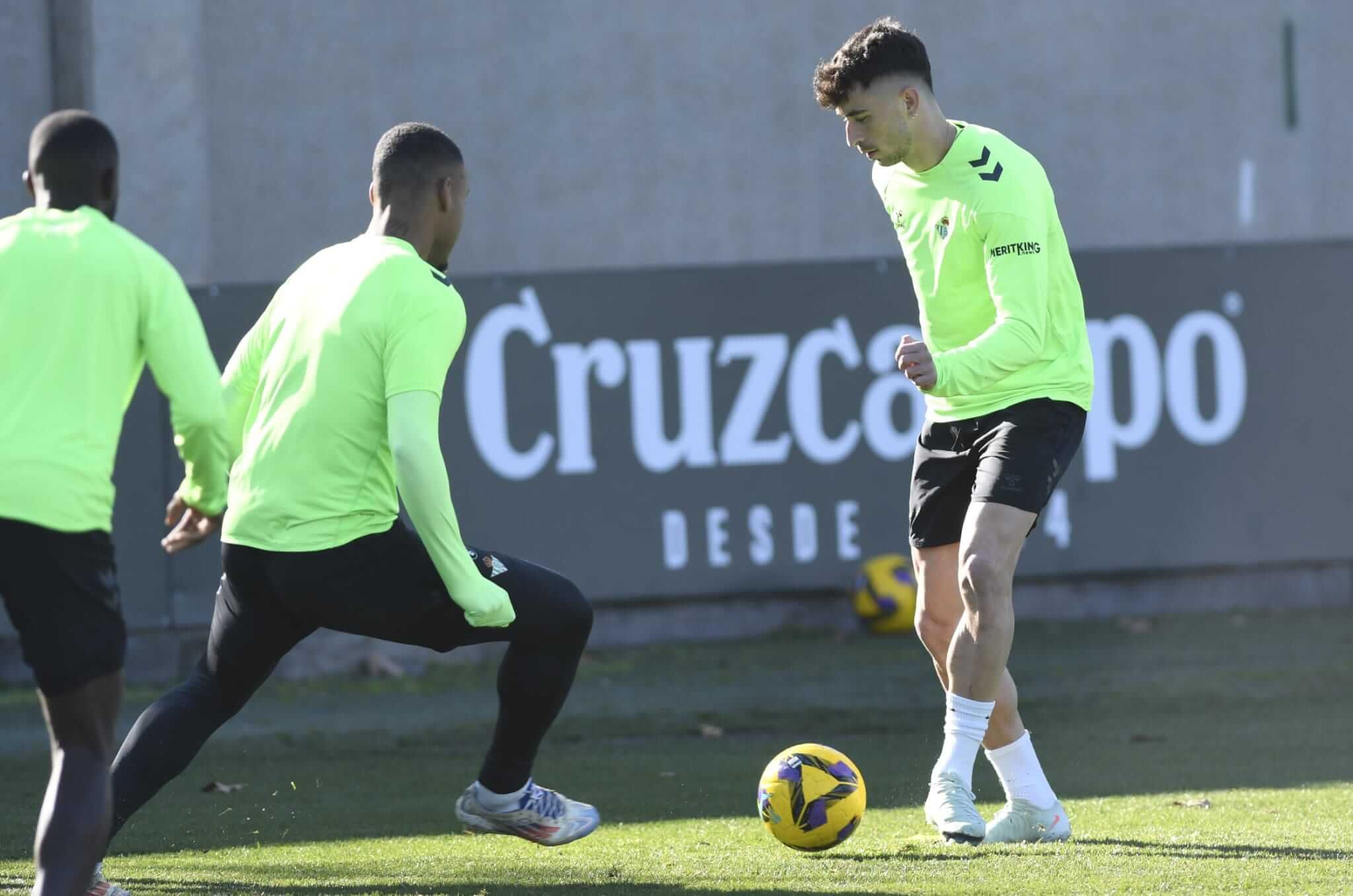  Marc Roca, etrenando con el Betis.