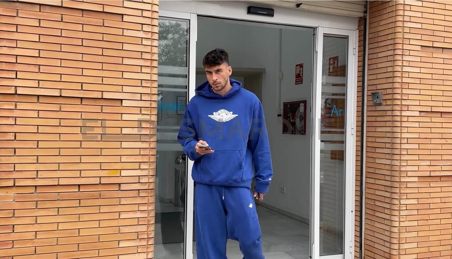  Marc Roca, a la salida de la clínica tras su recaída