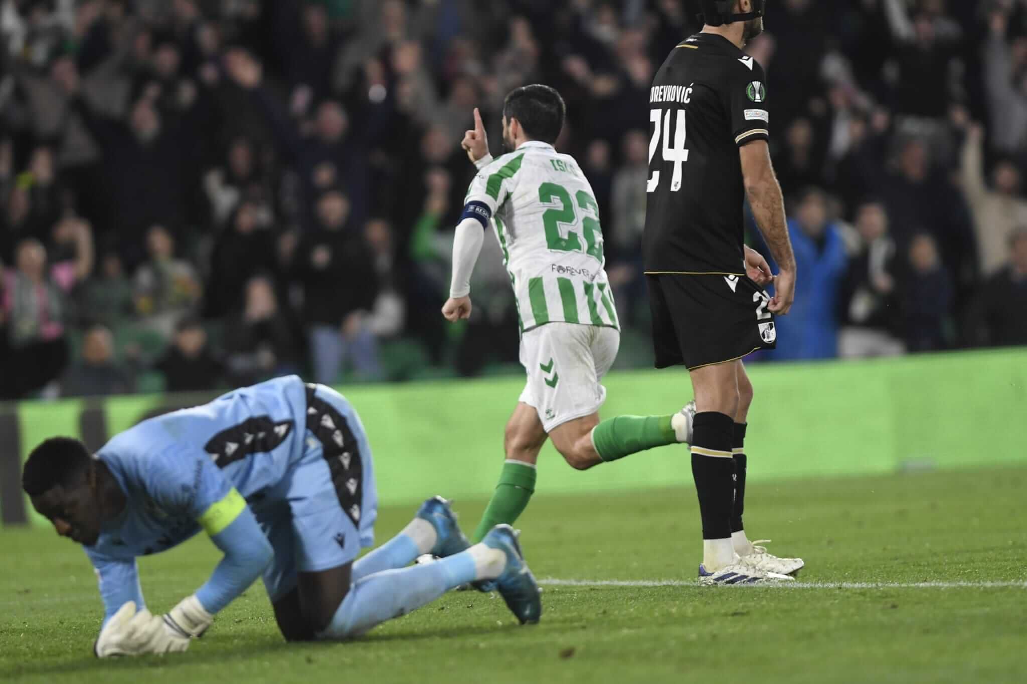 Celebración del gol de Isco ante el Vitoria Guimaraes.