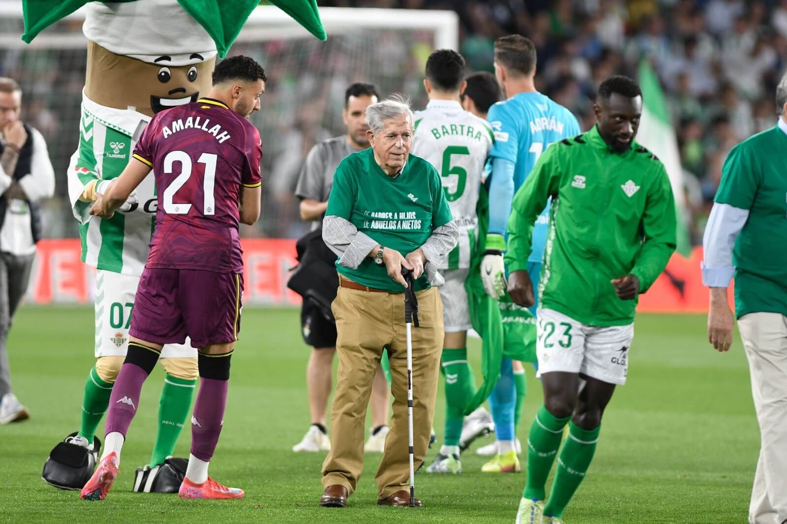  Los socios más antiguos saltaron al césped con el equipo