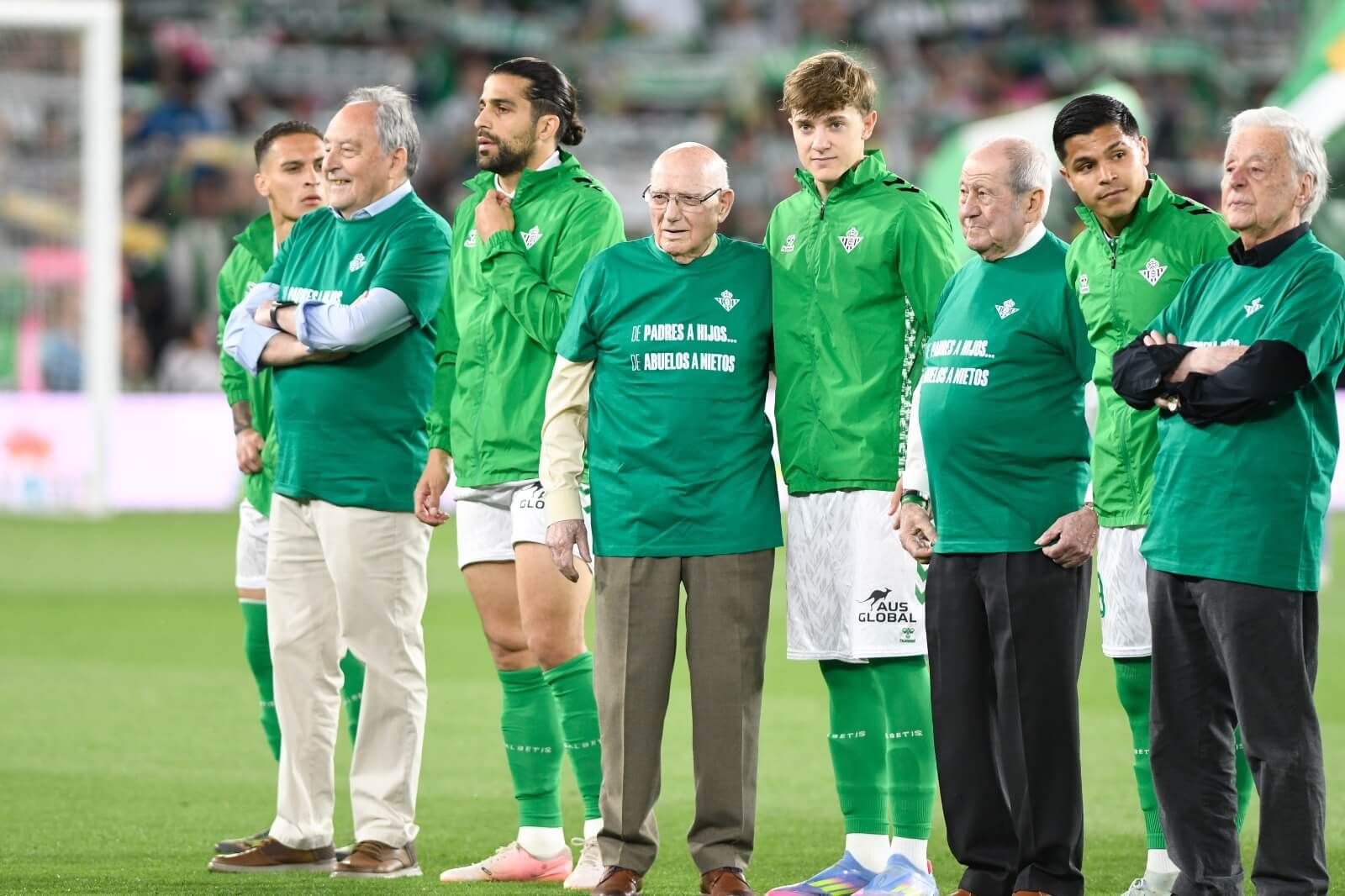  Los socios más antiguos saltaron al césped con el equipo