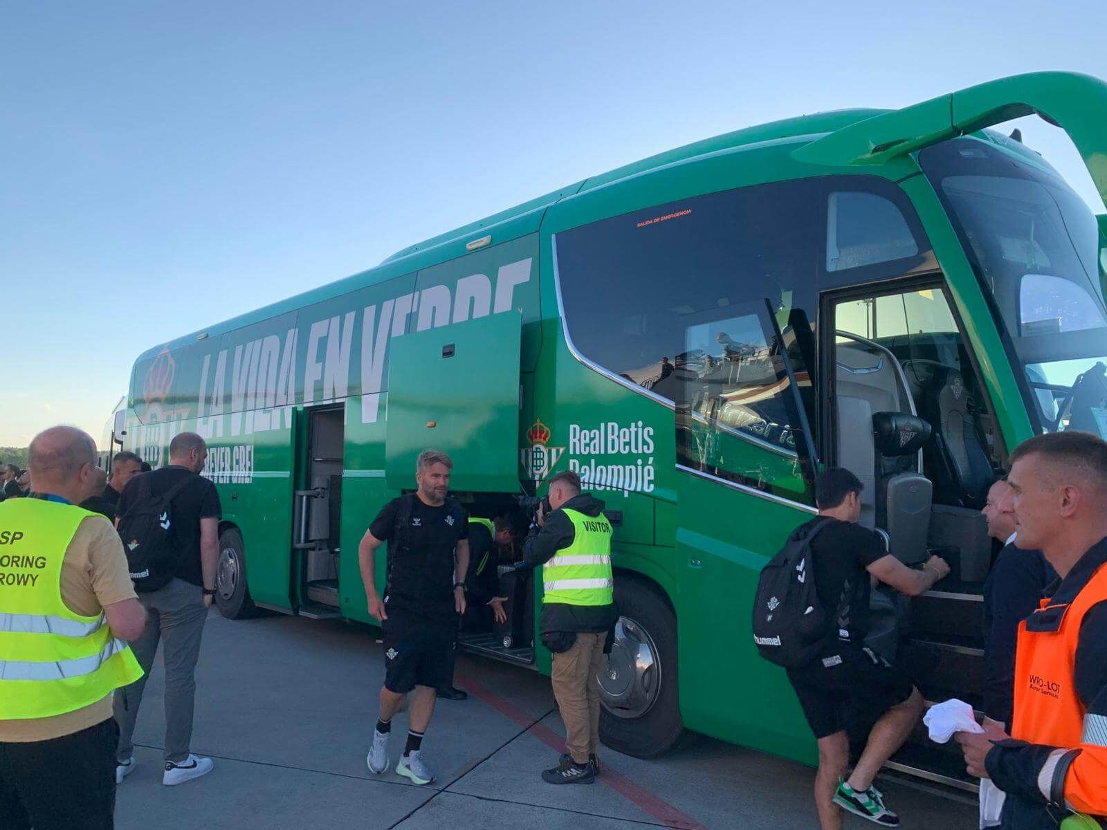 La expedición del Betis a su llegada a Wroclaw.
