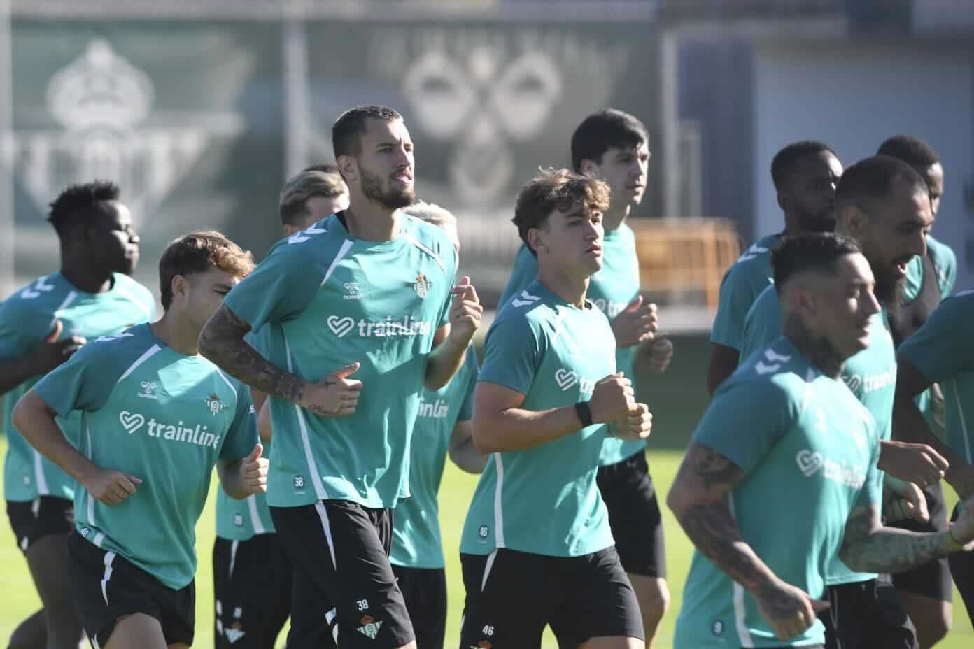  Oreiro y Mateo Flores, con el primer equipo