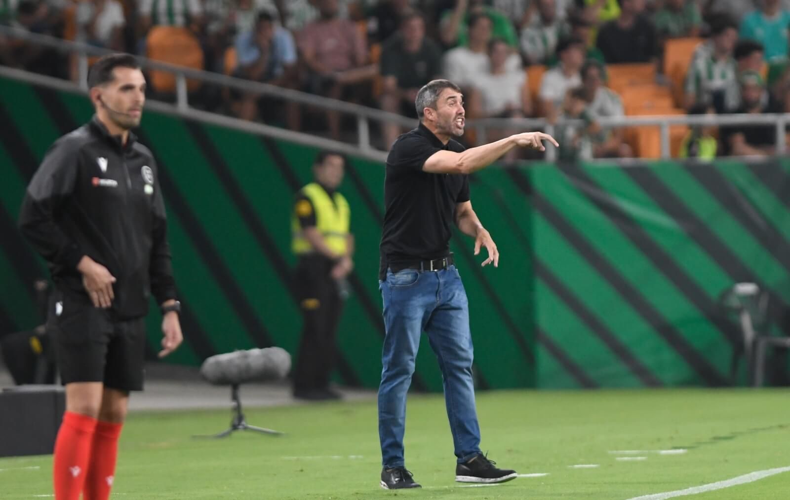 Coudet, ante el Real Betis