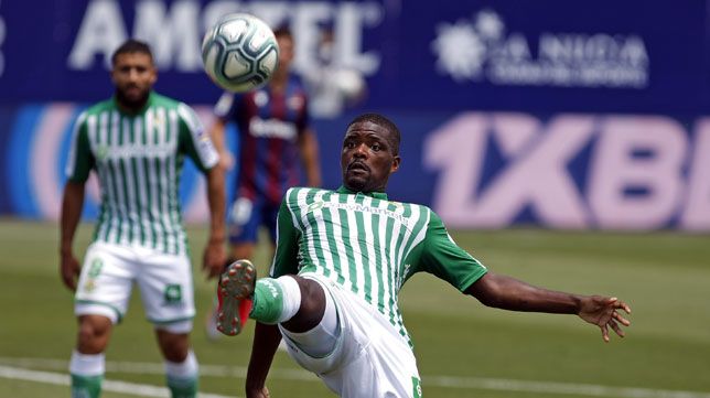 William Carvalho controla un balón.